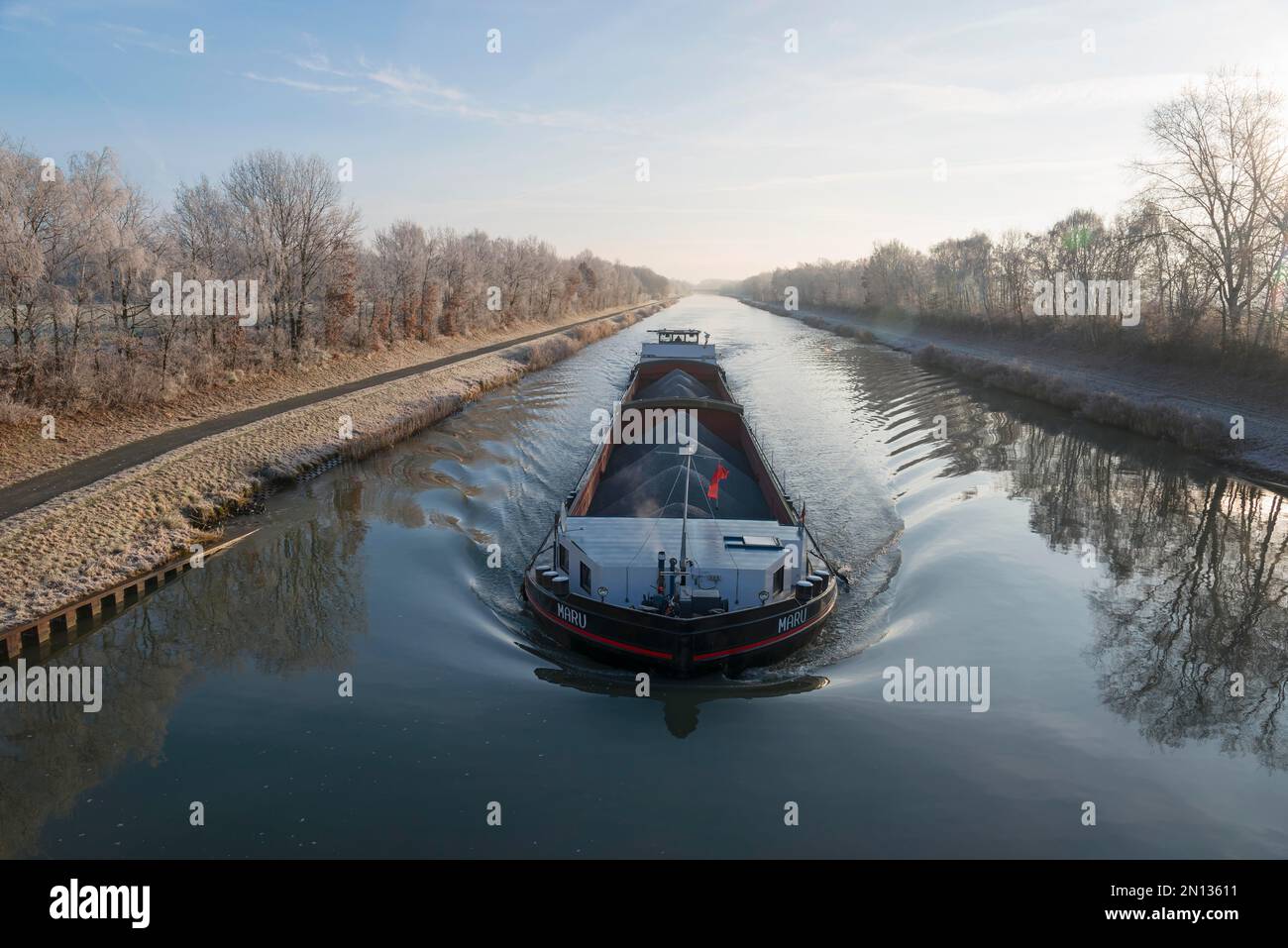 Navire sur le canal Mittelland, Hoarfrost, Berkum, Peine District, Basse-Saxe, Allemagne, Europe Banque D'Images