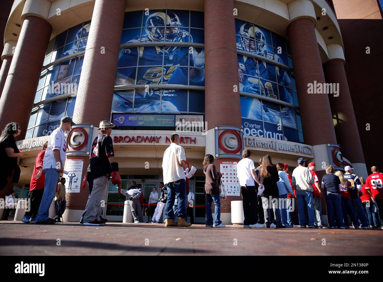 Fans wait to enter the Edward Jones Dome before the start of an NFL football game between the St. Louis Rams and the San Francisco 49ers Sunday, Nov. 1, 2015, in St. Louis. (AP Photo/Jeff Roberson) Banque D'Images