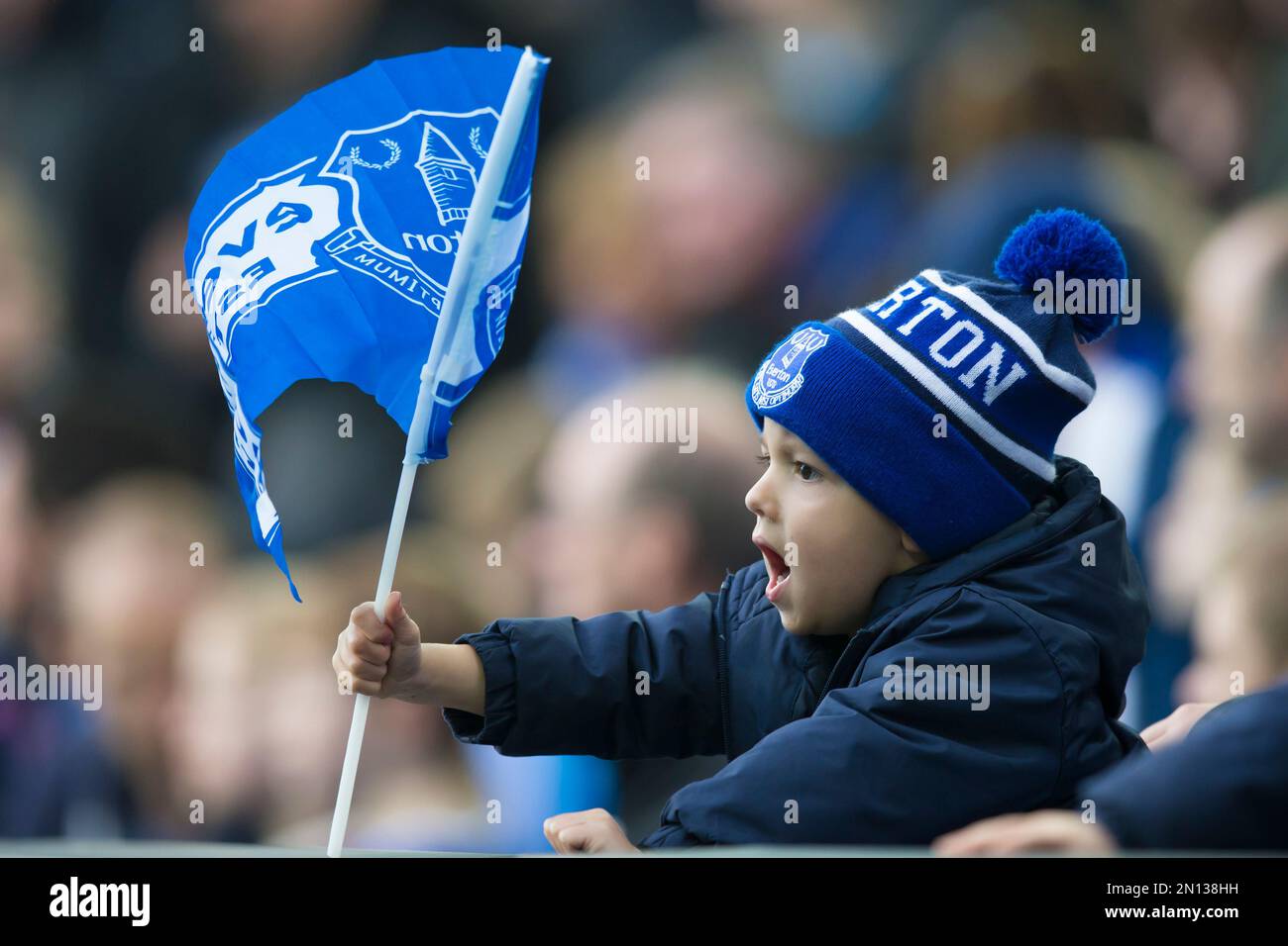 A young Everton supporter holds a flag before his team's 6-2 win against Sunderland during the English Premier League soccer match between Everton and Sunderland at Goodison Park Stadium, Liverpool, England, Sunday Nov.1, 2015. (AP Photo/Jon Super) Banque D'Images
