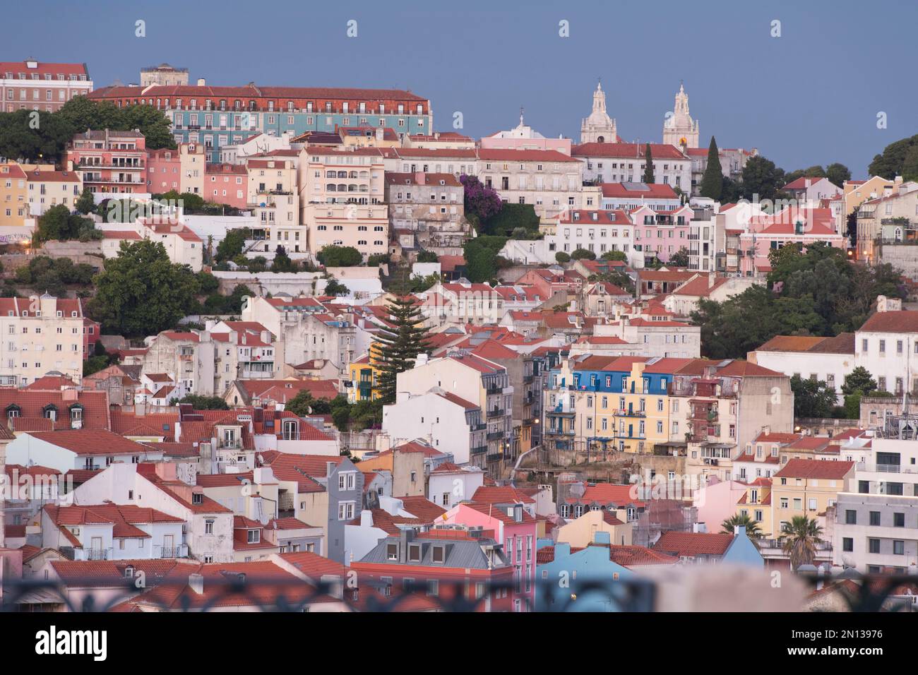 Vue de Miradouro de São Pedro de Alcântara sur Lisbonne, Lisbonne, Portugal, Europe Banque D'Images