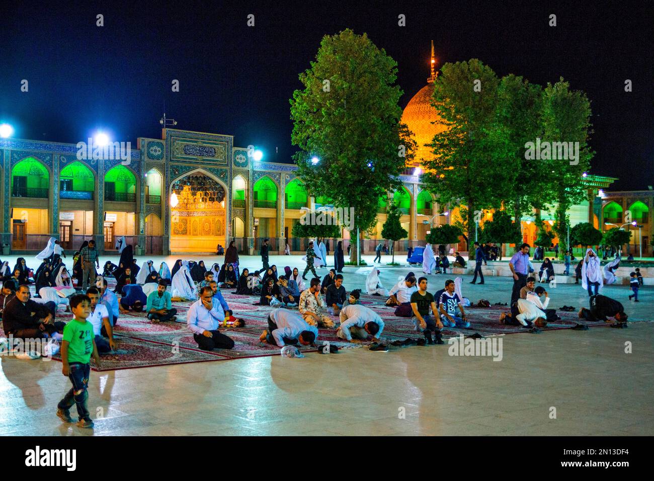 Pèlerins, mosquée et mausolée, Shah Cheragh, l'un des plus importants lieux de pèlerinage des chiites en Iran, Shiraz, Shiraz, Iran, Asie Banque D'Images