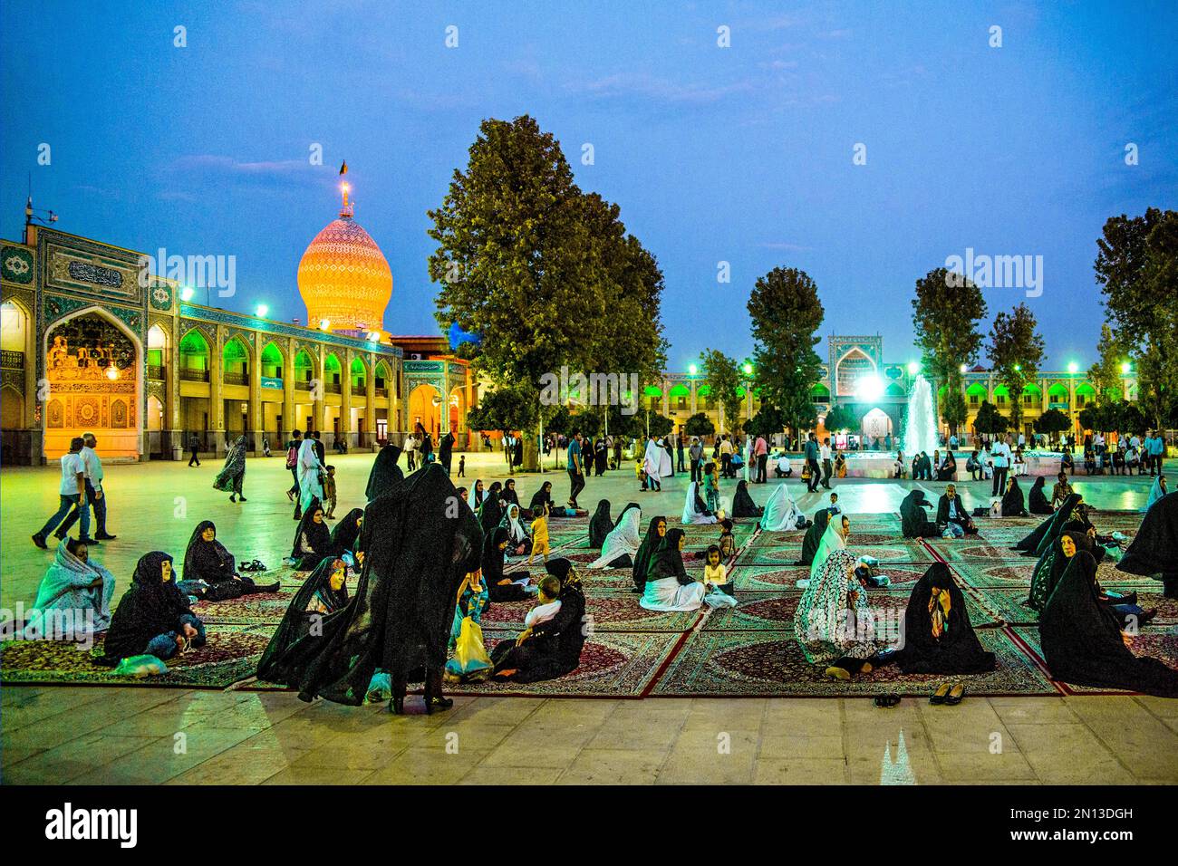 Pèlerins, mosquée et mausolée, Shah Cheragh, l'un des plus importants lieux de pèlerinage des chiites en Iran, Shiraz, Shiraz, Iran, Asie Banque D'Images