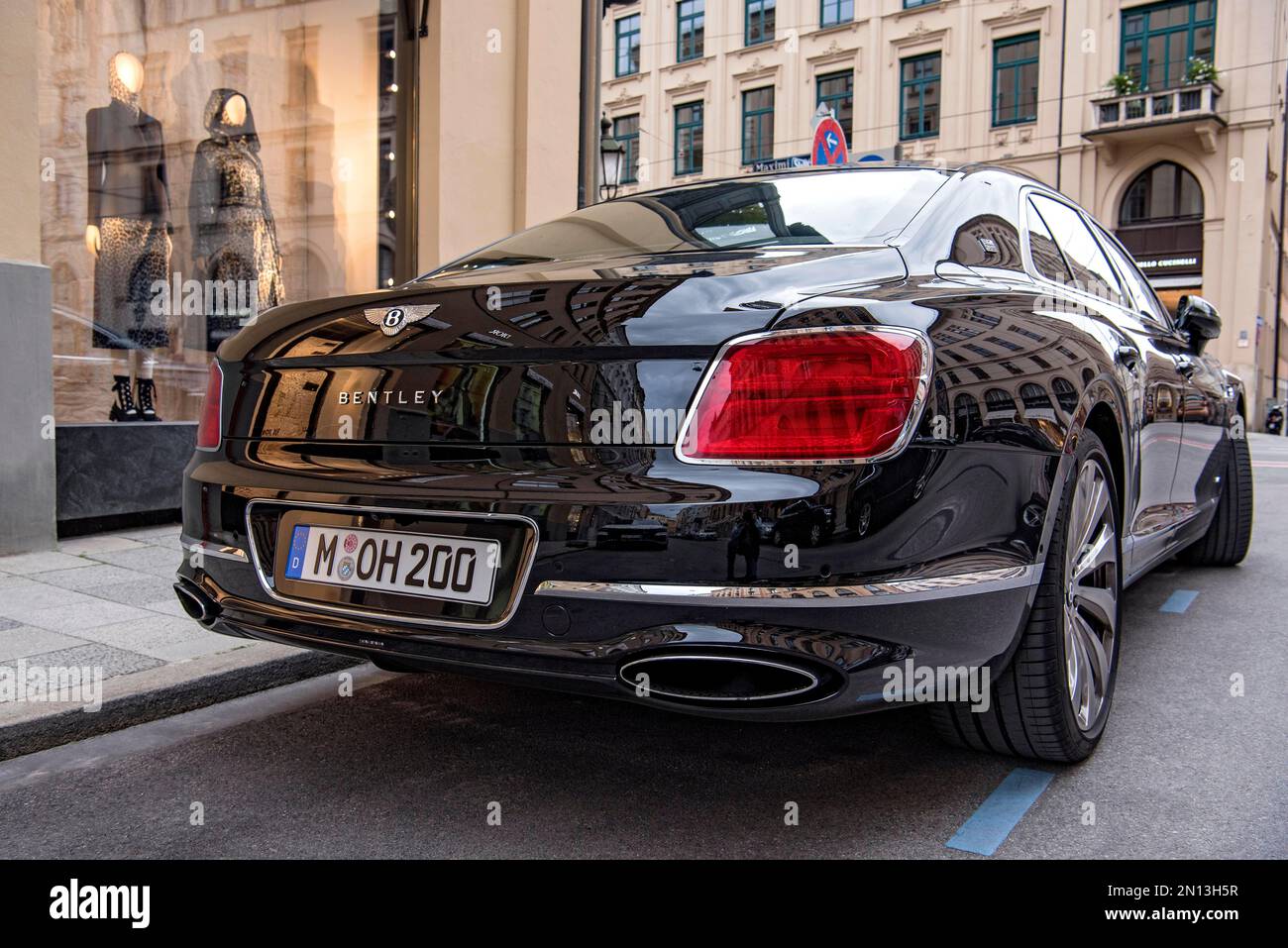 Berline de luxe garée Bentley Flying Spur première édition devant la boutique de mode Boutique Dior, Maximilianstraße, Munich, haute-Bavière, Bavière, Allemand Banque D'Images