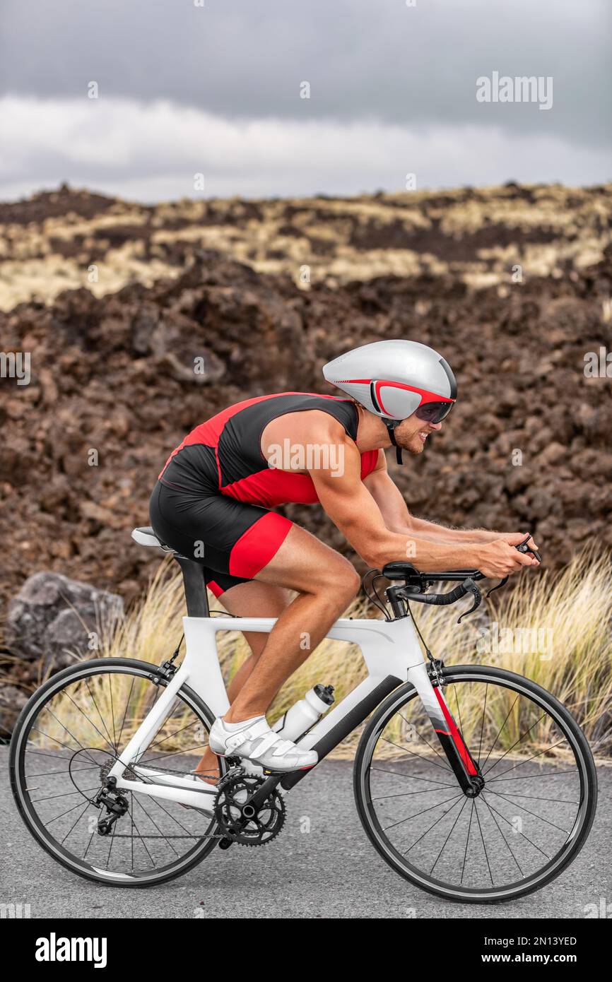 Triathlon essai de temps de vélo triathlète homme portant un casque de vélo  aero avec visière de vélo sur la course de compétition Photo Stock - Alamy