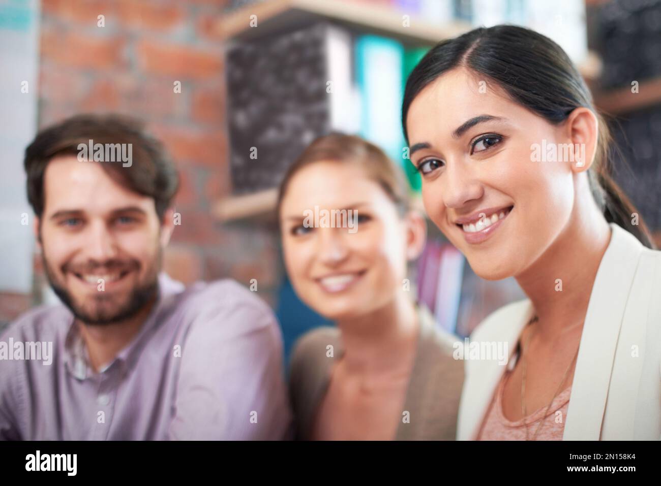 Nous pouvons vous aider à répondre à tous vos besoins en matière de conception. trois collaborateurs travaillent ensemble sur un projet. Banque D'Images