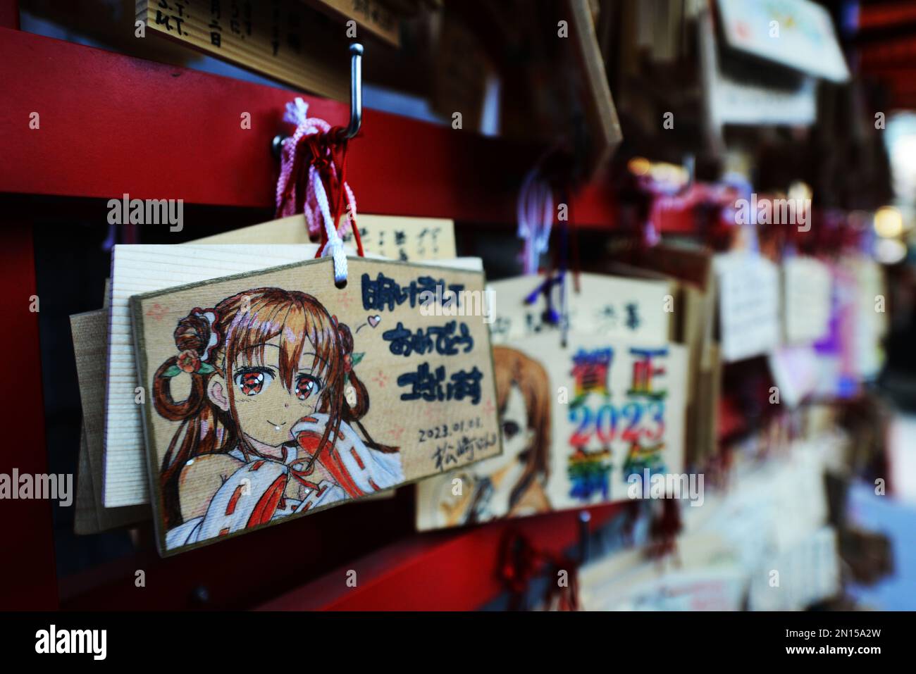 Plaques de bois EMA pour prières et bons voeux au sanctuaire Kanda Myoujin à Akihabara, Tokyo, Japon. Banque D'Images