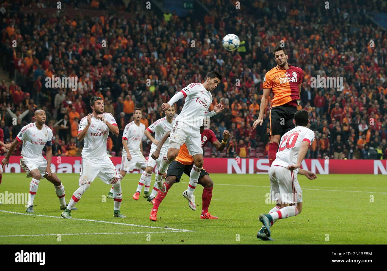Galatasaray's Hakan Balta, second right, jumps for a hi ball with Benfica's Raul Jimenez during the Champions League Group C soccer match between Galatasaray and Benfica at Turk Telekom Arena Stadium in Istanbul, Turkey, Wednesday, Oct. 21, 2015. (AP Photo/Lefteris Pitarakis) Banque D'Images
