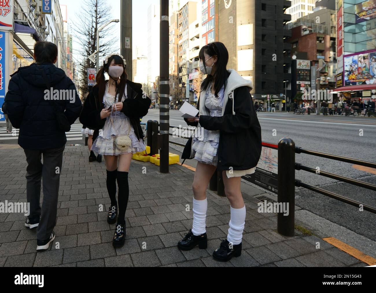 Les filles habillés en costumes de soubrette de distribuer des bons de réduction pour maid café d'Akihabara à Tokyo le quartier des divertissements. Banque D'Images