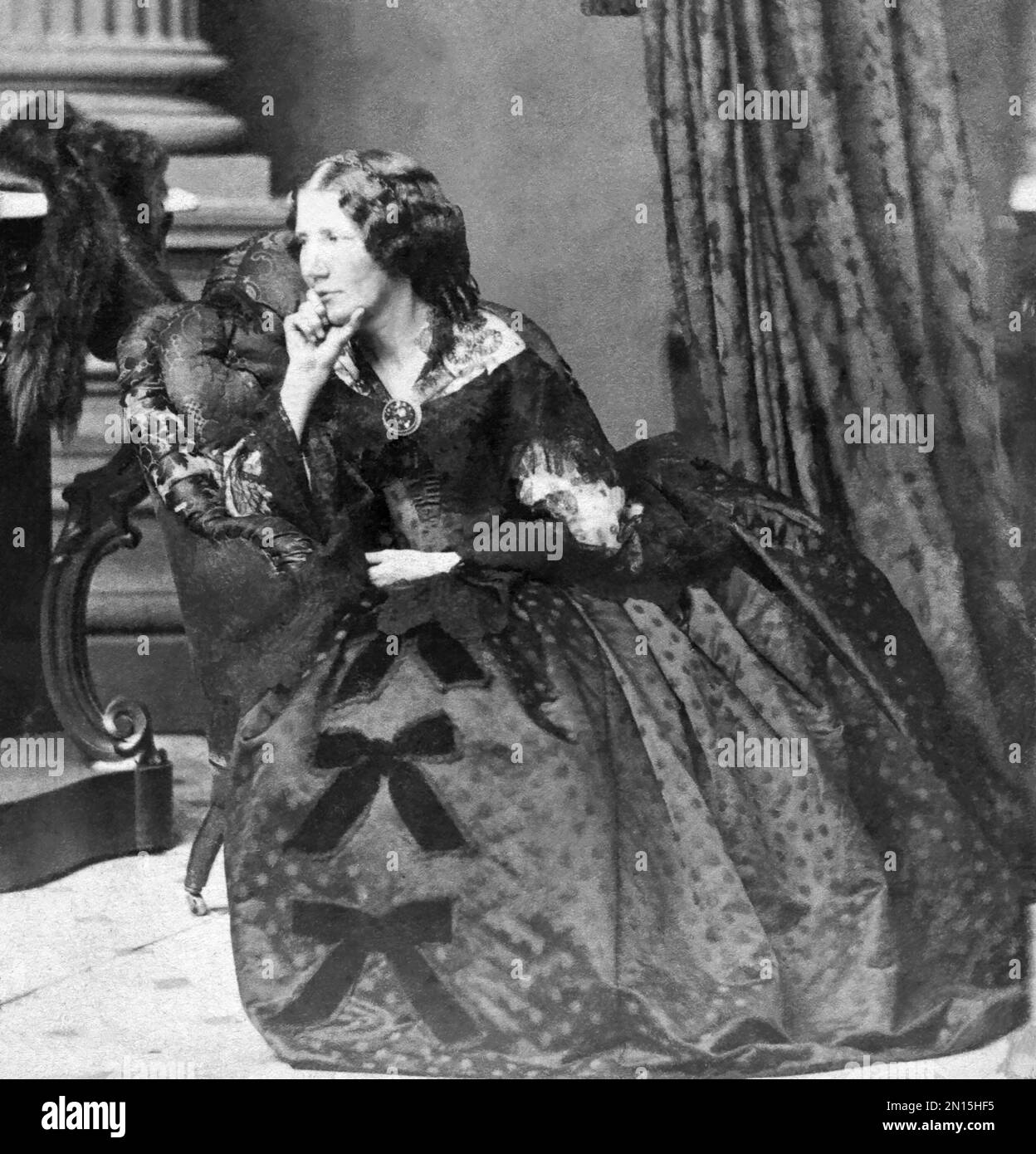 Harriet Beecher Stowe (1811-1896), auteur américain de la cabane de l'oncle Tom. (Photo c1862) Banque D'Images