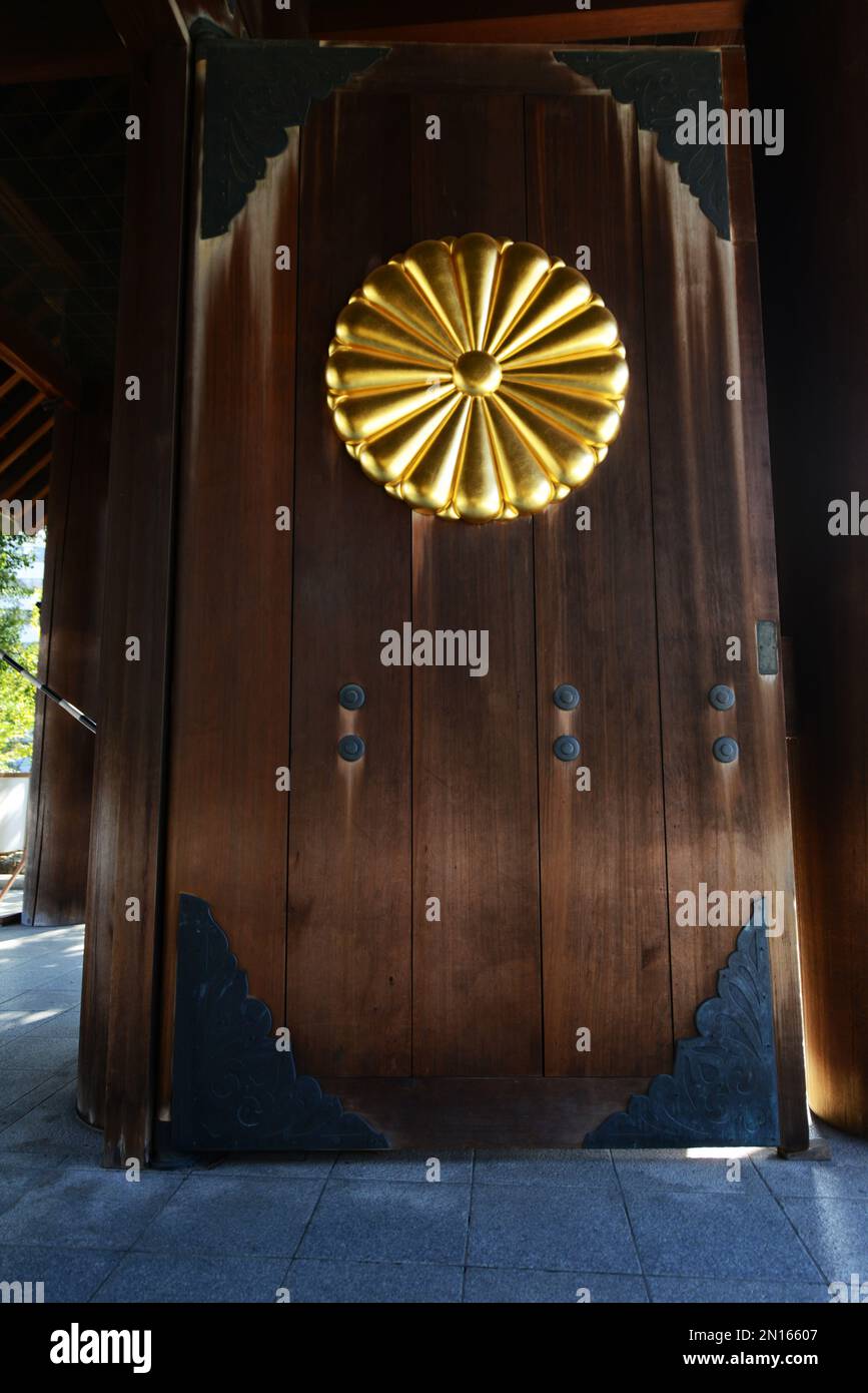 Une porte traditionnelle en bois géant à l'entrée du sanctuaire Yasukuni à Chiyoda, Tokyo, Japon. Banque D'Images