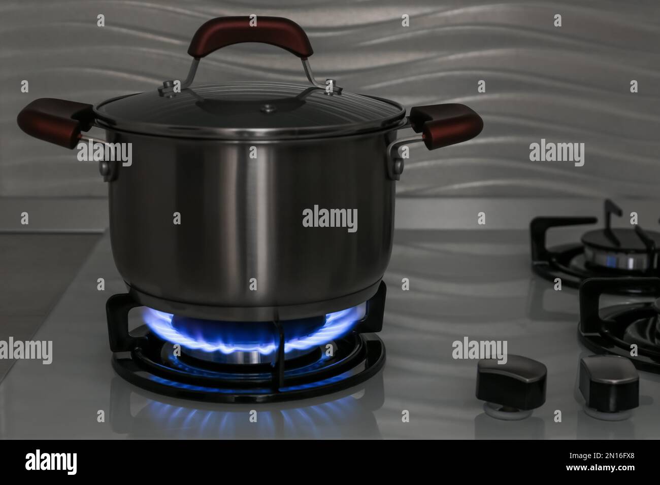 Une cuisinière à gaz moderne dans la cuisine Banque D'Images