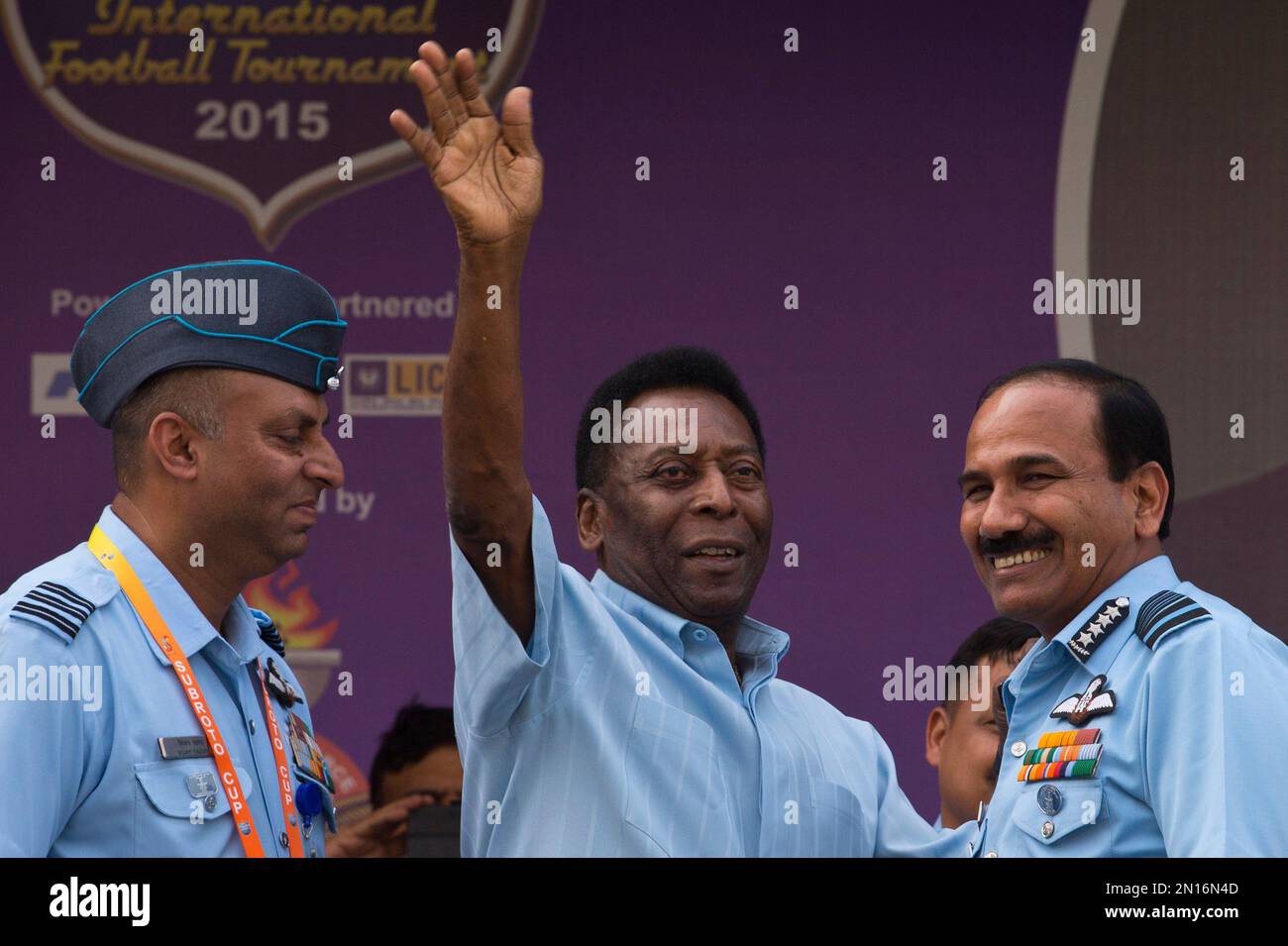 Brazilian soccer legend Pele, center, waves as he stands near Indian Chief of Air Staff Arup Raha, right, during the Subroto Cup soccer for Under-17 boys final match, in New Delhi, India, Friday, Oct. 16, 2015. (AP Photo/Saurabh Das) Banque D'Images
