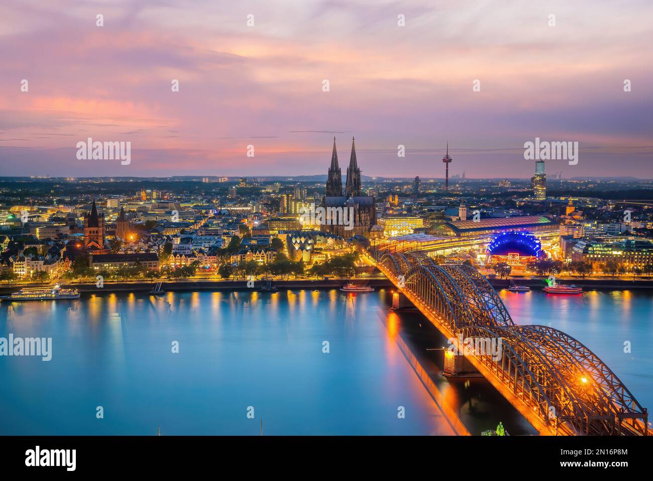 Ville de Cologne avec la cathédrale de Cologne et le pont Hohenzollern, paysage urbain de l'Allemagne en Europe Banque D'Images