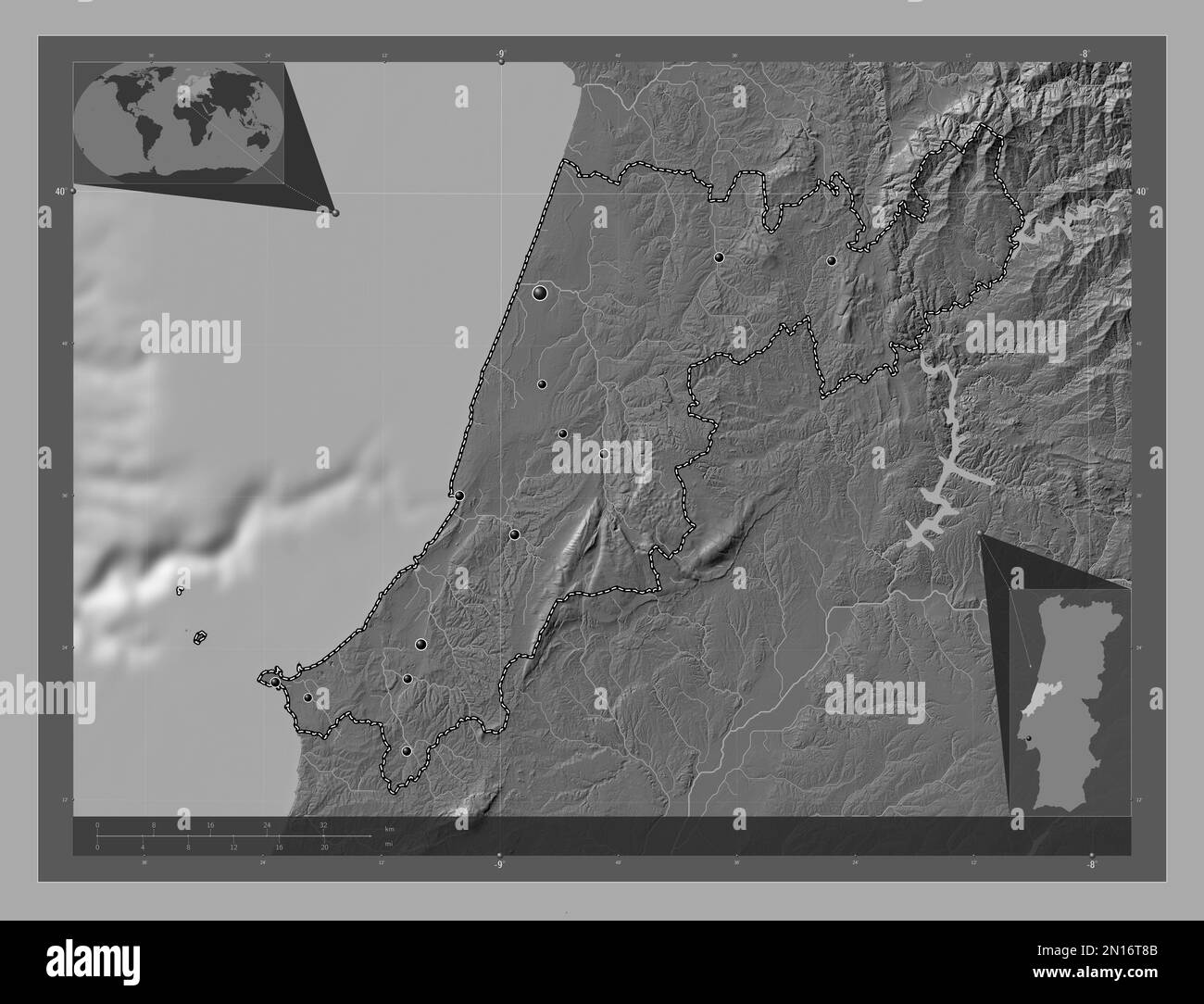 Leiria, district du Portugal. Carte d'altitude à deux niveaux avec lacs et rivières. Lieux des