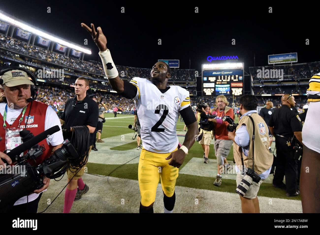 Pittsburgh Steelers quarterback Mike Vick celebrates defeating the San Diego Chargers after an NFL football game Monday, Oct. 12, 2015, in San Diego. The Steelers won, 24-20. (AP Photo/Denis Poroy) Banque D'Images