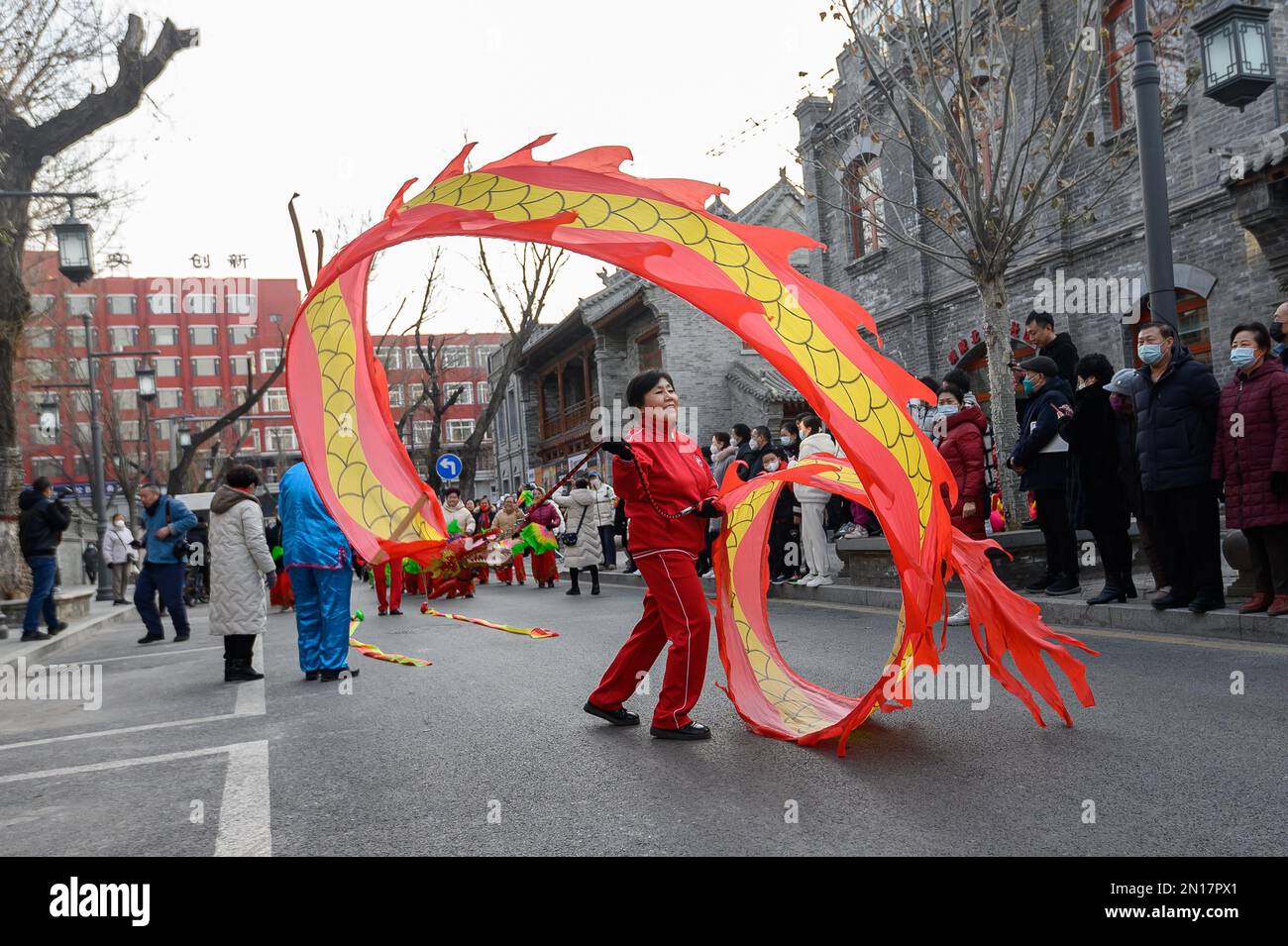 Des artistes folkloriques dansent le dragon pour célébrer le festival Lantern à Taiyuan City, dans la province du Shanxi, dans le nord de la Chine, le 3 février 2023. (Photo de ChinaImages/Sipa USA) Banque D'Images
