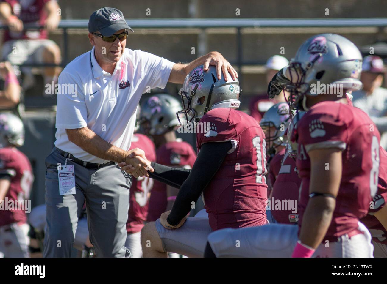 Montana head coach Bob Stitt, left, shakes hands with each of his players before playing Weber State in an NCAA college football game Saturday, Oct. 10, 2015, in Missoula, Mont. Weber State defeated Montana, 24-21, in overtime.(AP Photo/Patrick Record) Banque D'Images