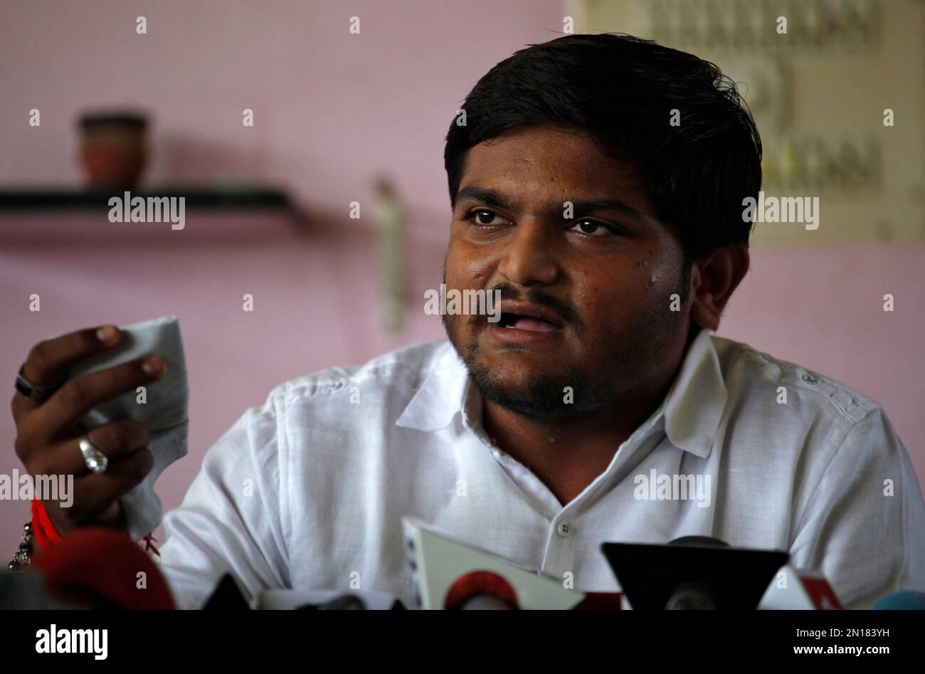 Hardik Patel, a popular leader of Patidars, a farming caste group, addresses the media during a press conference on the outskirts of Ahmadabad, India, Saturday, Oct. 10, 2015. Patel today questioned the much talked about 'Gujarat Model' of development and said he will "expose the reality behind it." (AP Photo/Ajit Solanki) Banque D'Images