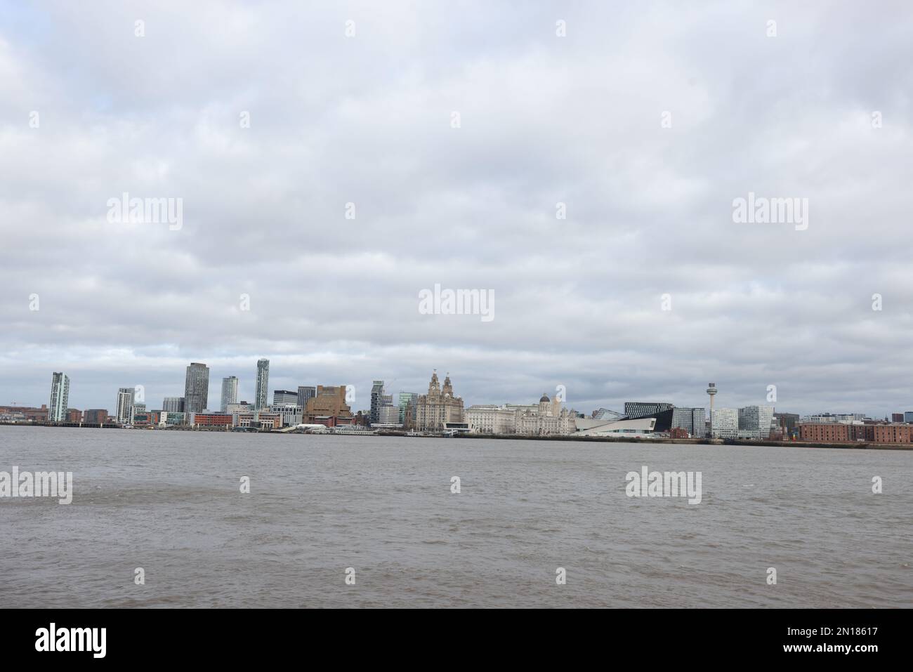 Vues générales sur les bâtiments de Liverpool, notamment le Royal Liver Building, le musée de Liverpool, le centre de congrès ACC, le stade M&S Bank, Royaume-Uni. Banque D'Images