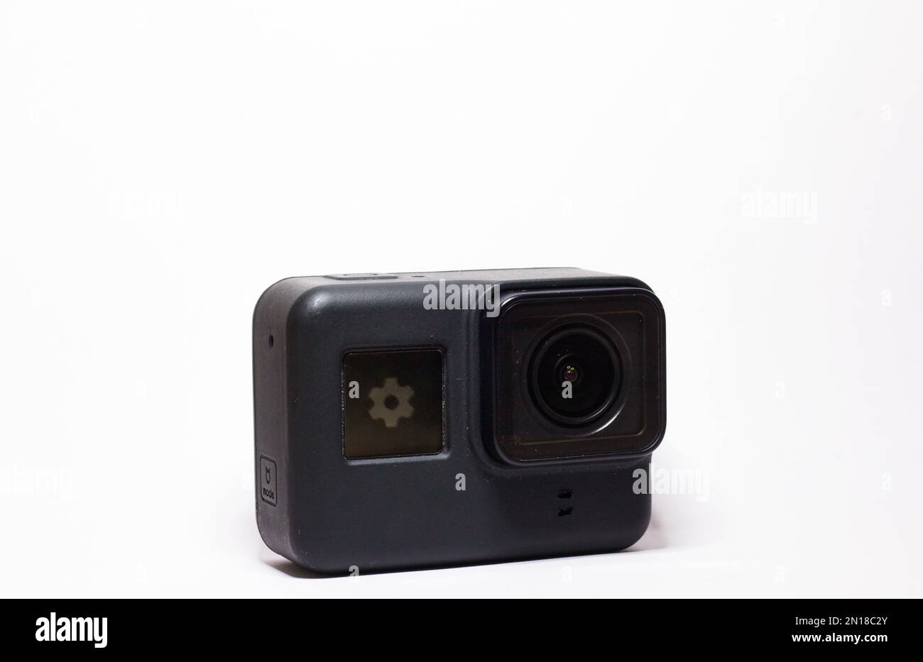 Un GoPro Hero 7 noir action 4K caméra avec housse de protection sur fond  blanc pour le texte Photo Stock - Alamy