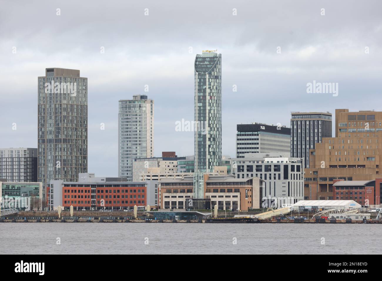 Vues générales sur les bâtiments de Liverpool, notamment le Royal Liver Building, le musée de Liverpool, le centre de congrès ACC, le stade M&S Bank, Royaume-Uni. Banque D'Images