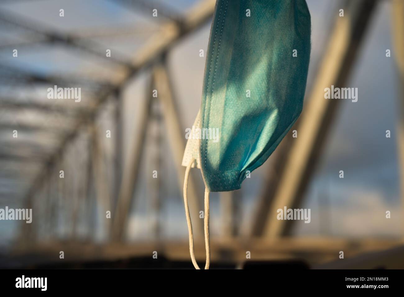 Vue de l'intérieur d'une voiture sur le pont du port d'Auckland, masque de façade suspendu à l'intérieur de la voiture. Auckland. Banque D'Images