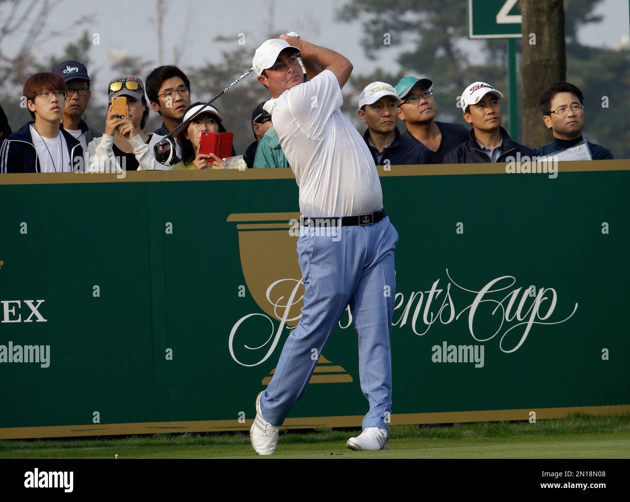 International team player Steven Bowditch watches his tee shot on the second hole during a practice round ahead of the Presidents Cup golf tournament at Jack Nicklaus Golf Club Korea in Incheon, South Korea, Wednesday, Oct. 7, 2015. (AP Photo/Ahn Young-joon) Banque D'Images