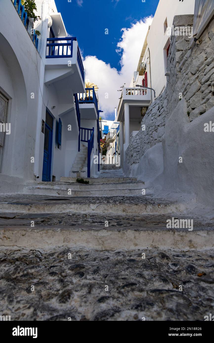 Maisons blanchies à la chaux dans les ruelles étroites de la ville de Mikonos, Mykonos, Grèce Banque D'Images