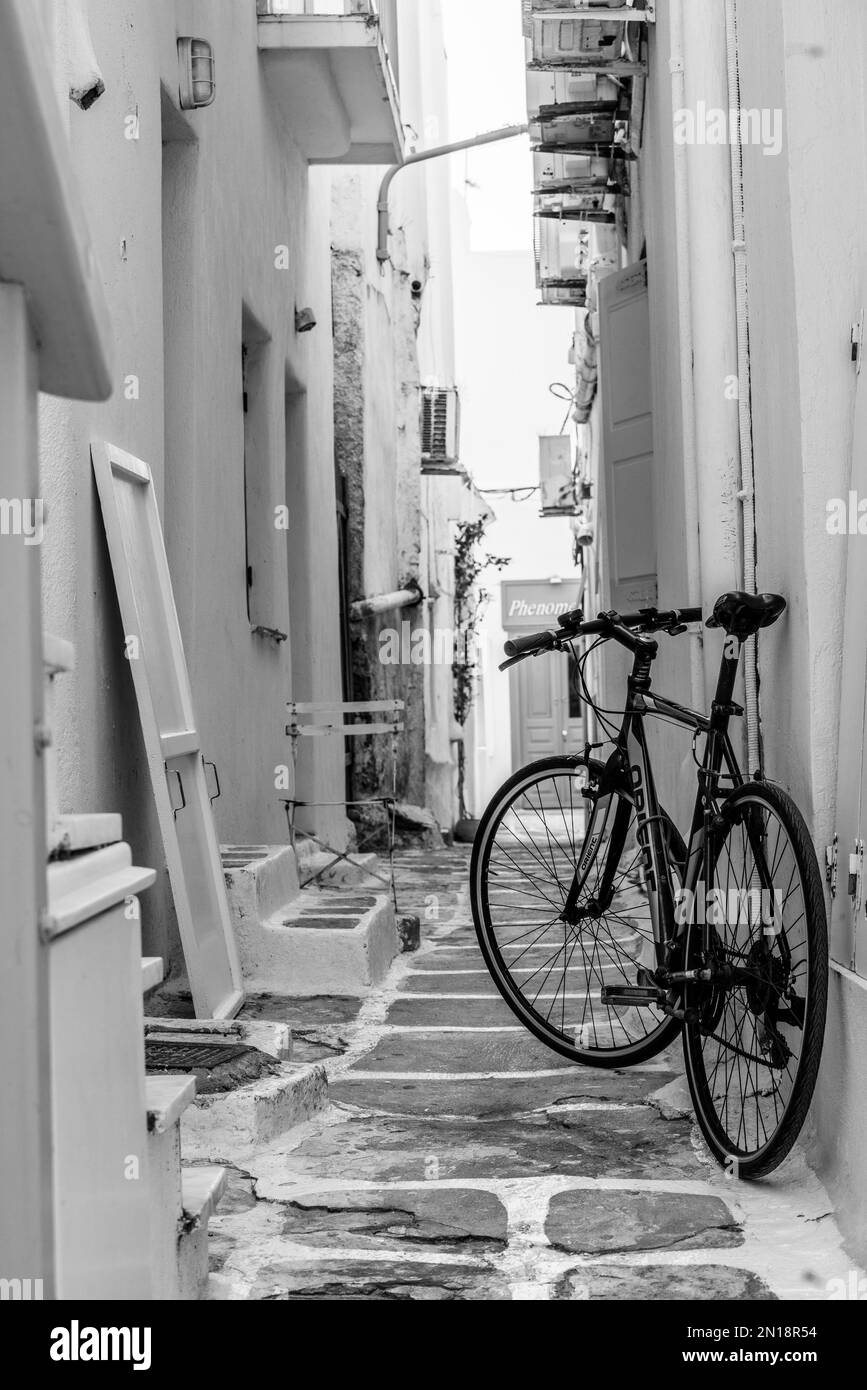Maisons blanchies à la chaux dans les ruelles étroites de la ville de Mikonos, Mykonos, Grèce Banque D'Images Maisons blanchies à la chaux dans les ruelles étroites de la ville de Mikonos, Mykonos, Grèce Banque D'Images