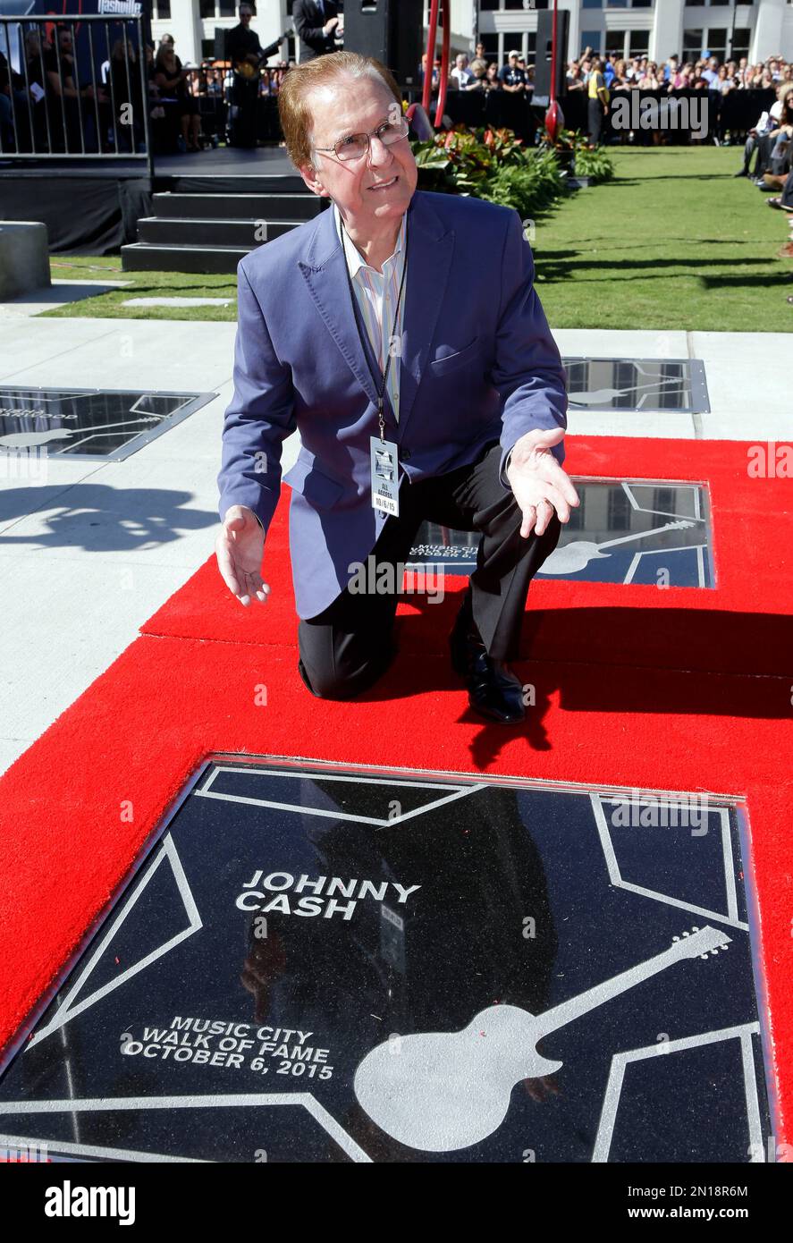 Tommy Cash, the youngest brother of the late Johnny Cash, poses with the star presented to Johnny Cash on the Music City Walk of Fame Tuesday, Oct. 6, 2015, in Nashville, Tenn. Tommy Cash appeared at the ceremony on the behalf of his brother. (AP Photo/Mark Humphrey) Banque D'Images