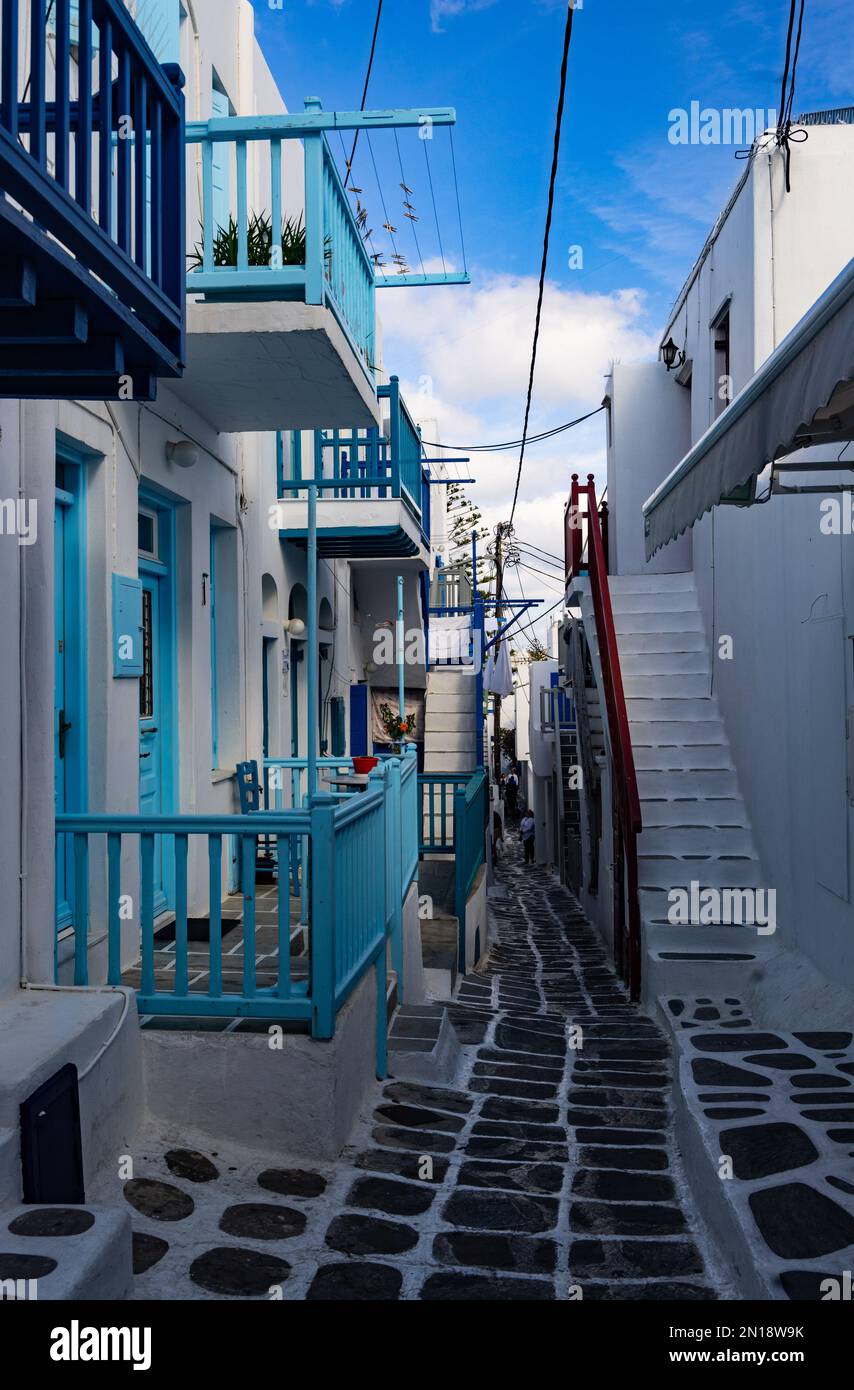 Maisons blanchies à la chaux dans les ruelles étroites de la ville de Mikonos, Mykonos, Grèce Banque D'Images Maisons blanchies à la chaux dans les ruelles étroites de la ville de Mikonos, Mykonos, Grèce Banque D'Images