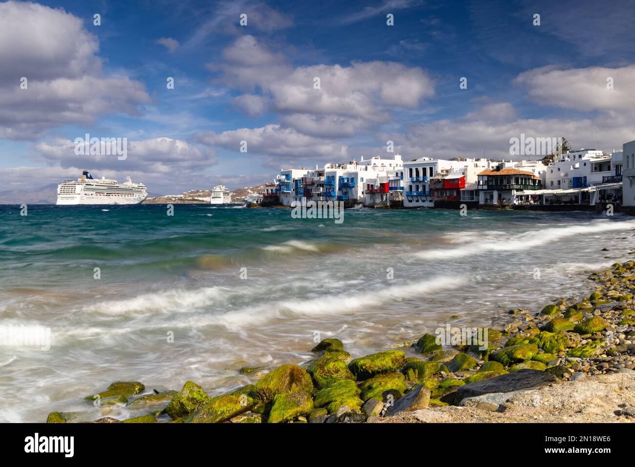 Navire de croisière Norwegian Gem dans le port de Mikonos, Mykonos, Grèce Banque D'Images