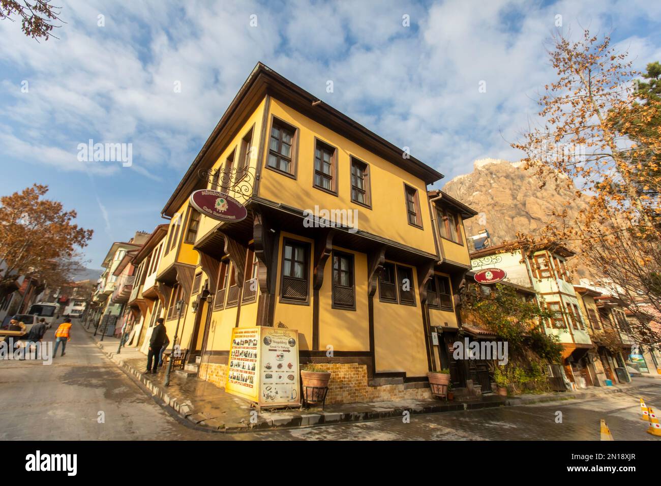 Afyonkarahisar, Turquie, 20 janvier 2023: Maisons traditionnelles turques en pouf dans la vieille ville d'Afyonkarahisar. Banque D'Images