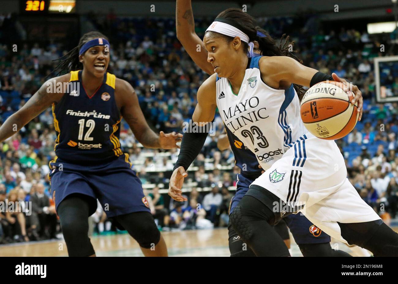 Minnesota Lynx’s Maya Moore, right, drives as Indiana Fever’s Lynetta Kizer, left, watches in the second half in Game 1 of the WNBA basketball finals, Sunday, Oct. 4, 2015, in Minneapolis. The Fever won 75-69. (AP Photo/Jim Mone) Banque D'Images