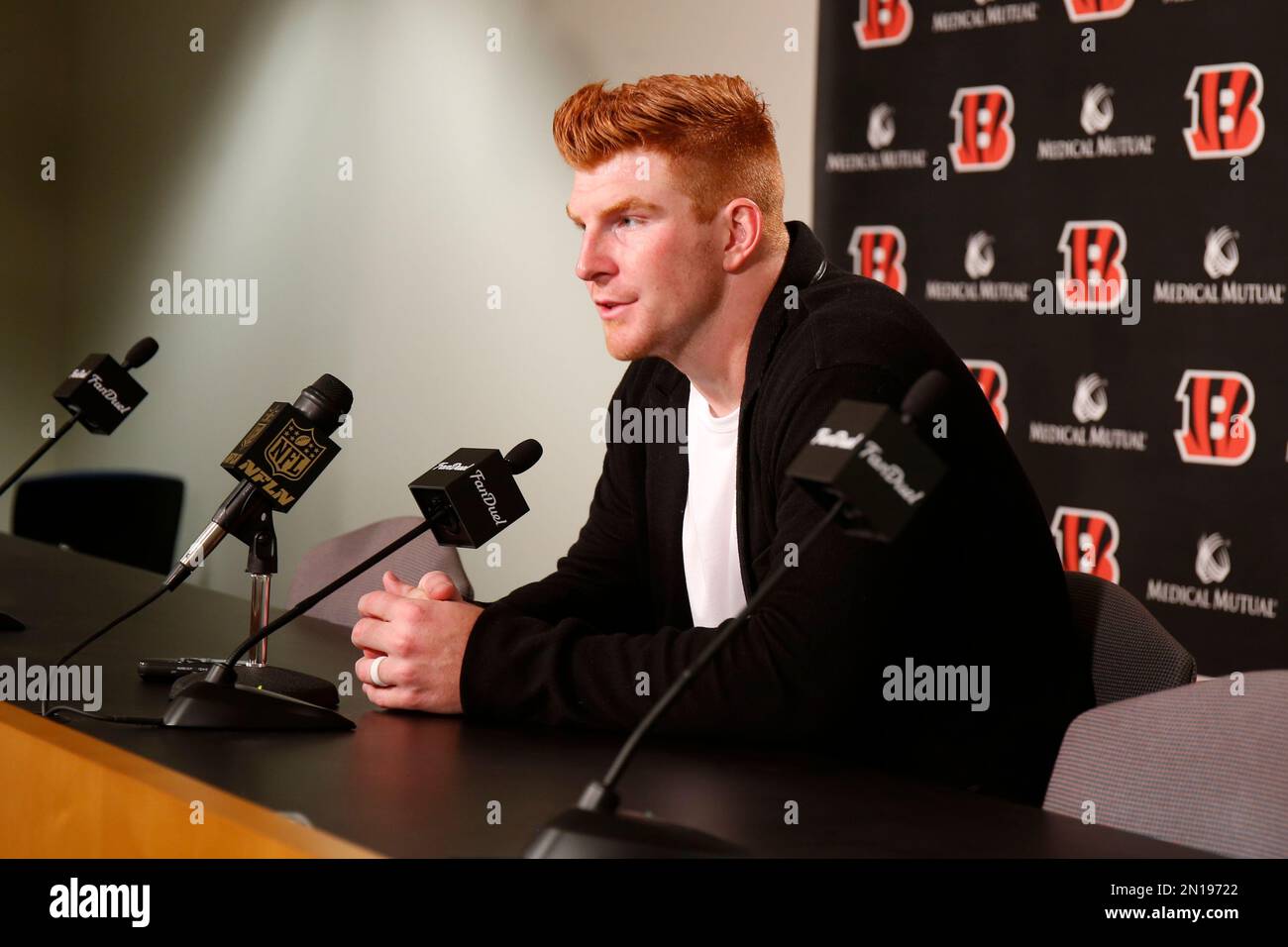 Cincinnati Bengals quarterback Andy Dalton speaks to the media after an NFL football game against the Kansas City Chiefs, Sunday, Oct. 4, 2015, in Cincinnati. The Bengals won 36-21. (AP Photo/Gary Landers) Banque D'Images