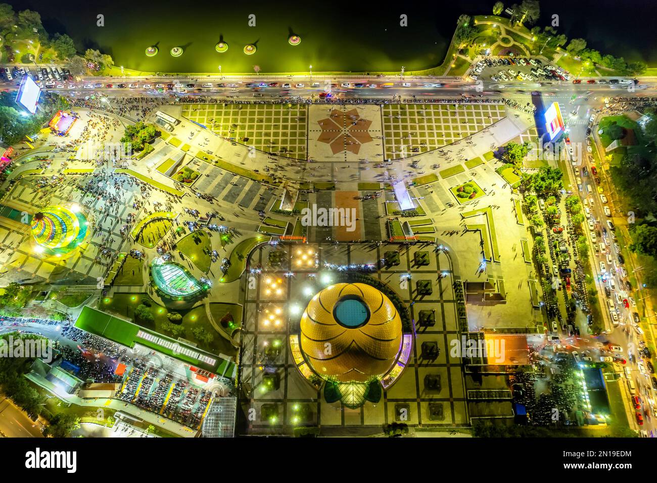 Vue panoramique aérienne du Sunflower Building la nuit à Da Lat City. Ville touristique dans le Vietnam développé. Place du centre de la ville de Da Lat avec Xuan Huong Banque D'Images