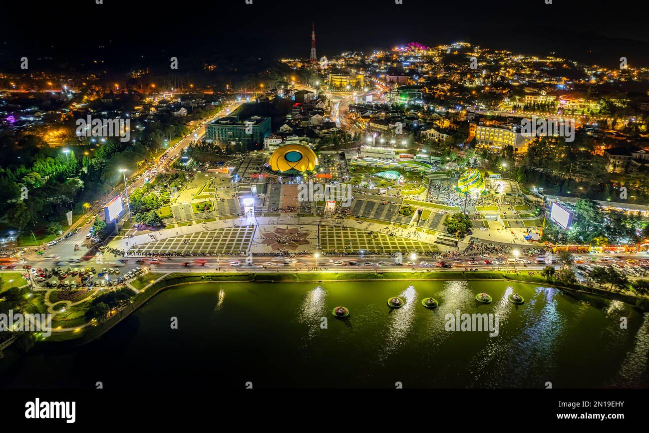 Vue panoramique aérienne du Sunflower Building la nuit à Da Lat City. Ville touristique dans le Vietnam développé. Place du centre de la ville de Da Lat avec Xuan Huong Banque D'Images