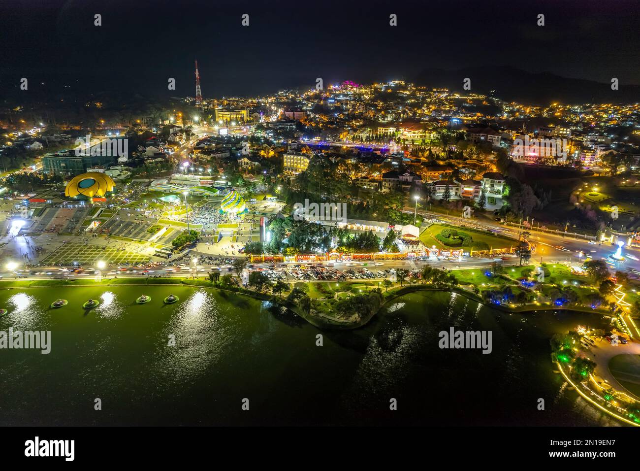 Vue panoramique aérienne du Sunflower Building la nuit à Da Lat City. Ville touristique dans le Vietnam développé. Place du centre de la ville de Da Lat avec Xuan Huong Banque D'Images