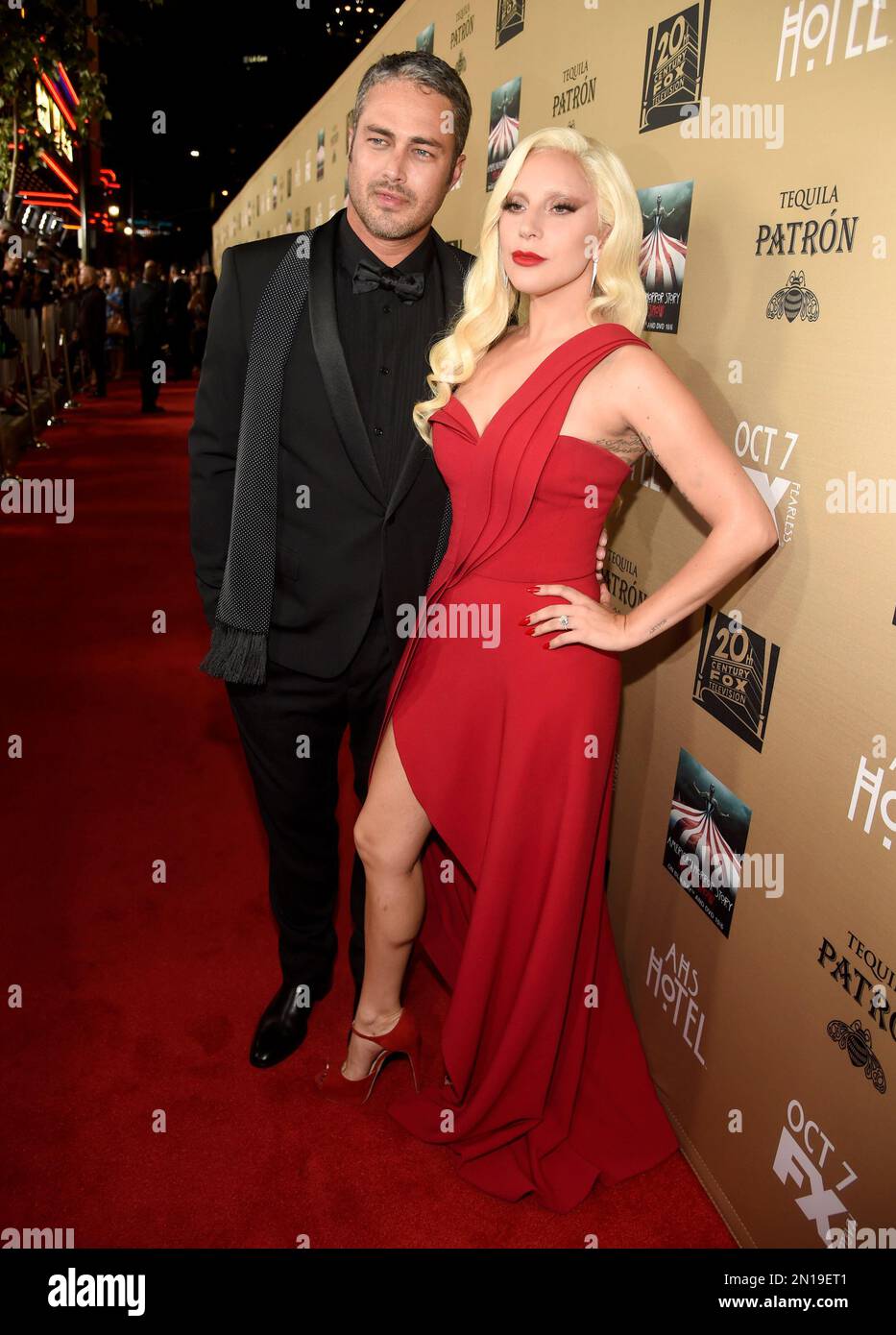 Taylor Kinney, left, and Lady Gaga arrive at the Los Angeles premiere screening of "American Horror Story: Hotel" at Regal Cinemas L.A. Live on Saturday, Oct. 3, 2015. (Photo by Chris Pizzello/Invision/AP) Banque D'Images