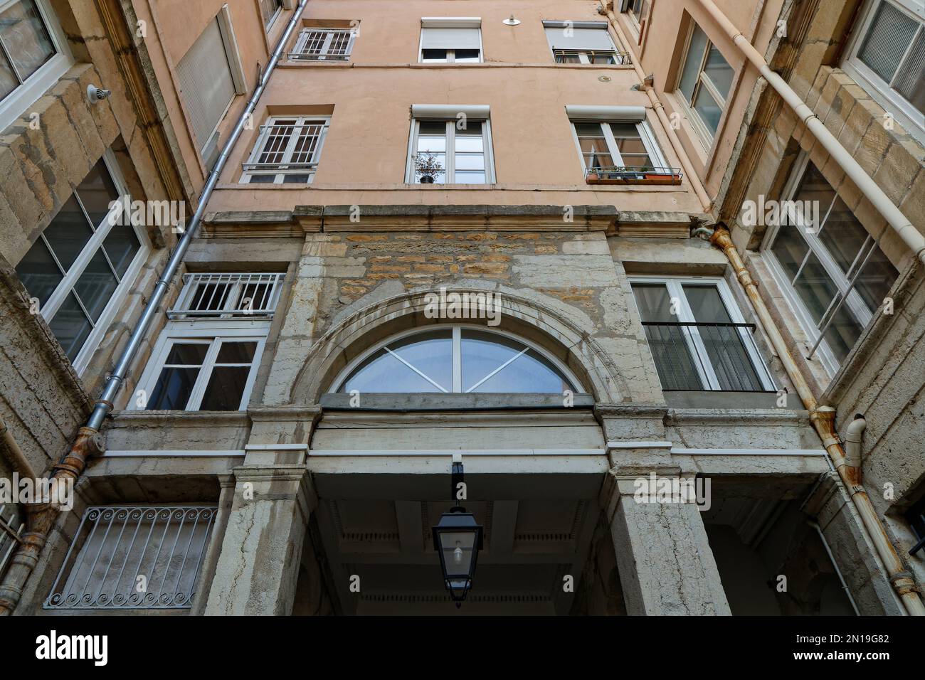 LYON, FRANCE, 4 février 2023 : célèbre trapoule dans le quartier de Croix-Rousse. Les traboules sont un type de passage sous les maisons utilisées à l'origine par l'homme de soie Banque D'Images