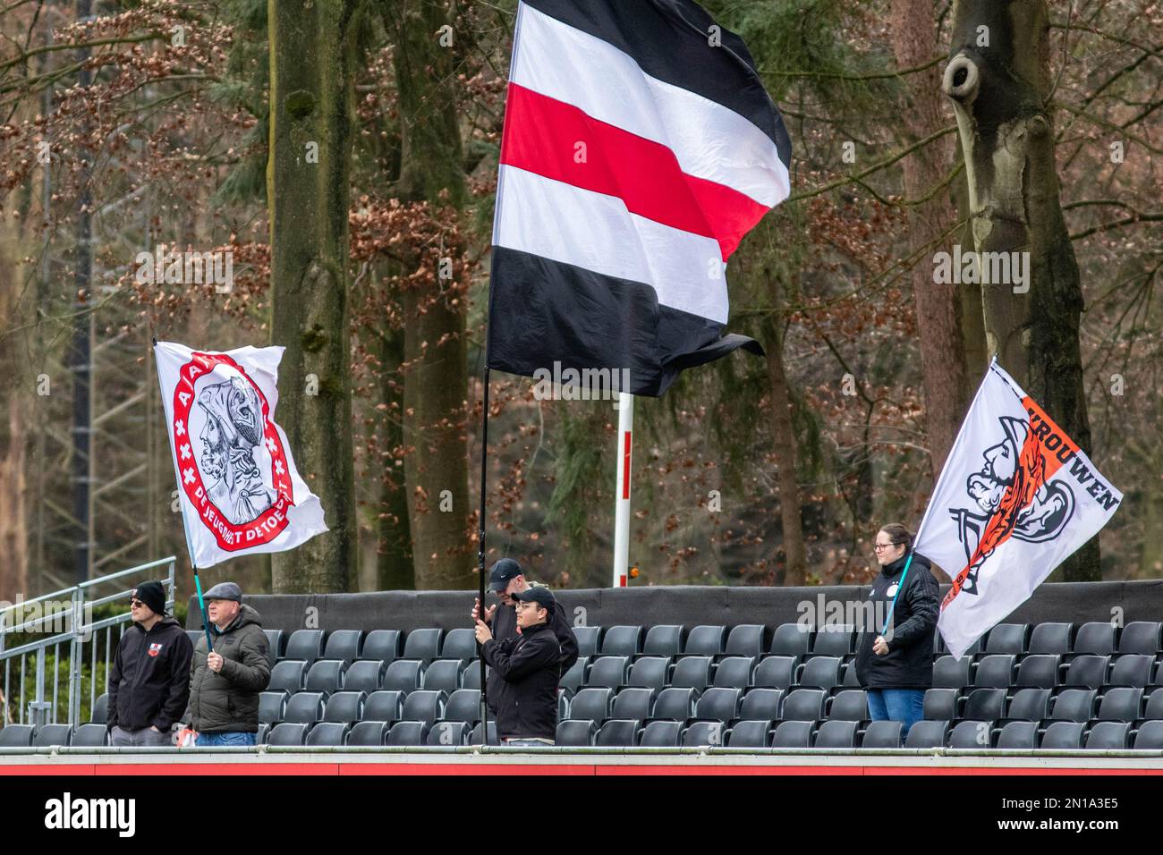 Eindhoven, pays-Bas. 05th févr. 2023. Eindhoven, pays-Bas, 5 février 2023: Les supporters d'Ajax sont vus avec des drapeaux pendant le match Azerion Eredivisiie Vrouwen entre le PSV et Ajax à de Herdgang à Eindhoven, pays-Bas. (Leitting Gao/SPP) crédit: SPP Sport presse photo. /Alamy Live News Banque D'Images