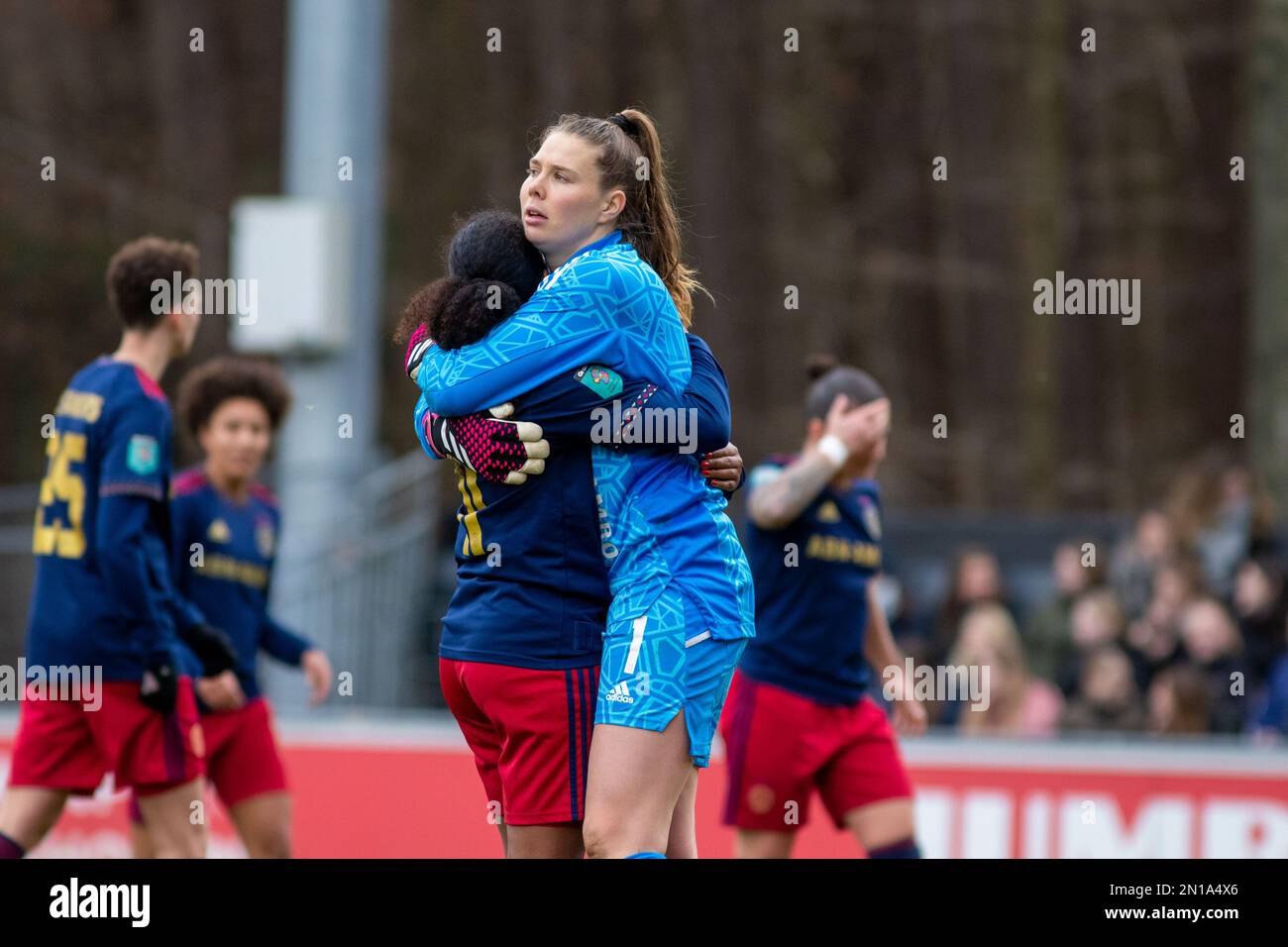 Eindhoven, pays-Bas. 05th févr. 2023. Eindhoven, pays-Bas, 5 février 2023 : Ashleigh Weerden (à gauche, 11 Ajax) et Lize Kop (à droite, 1 Ajax) se sont hutés après le jeu Azerion Eredivisie Vrouwen entre PSV et Ajax à de Herdgang à Eindhoven, pays-Bas. (Leitting Gao/SPP) crédit: SPP Sport presse photo. /Alamy Live News Banque D'Images