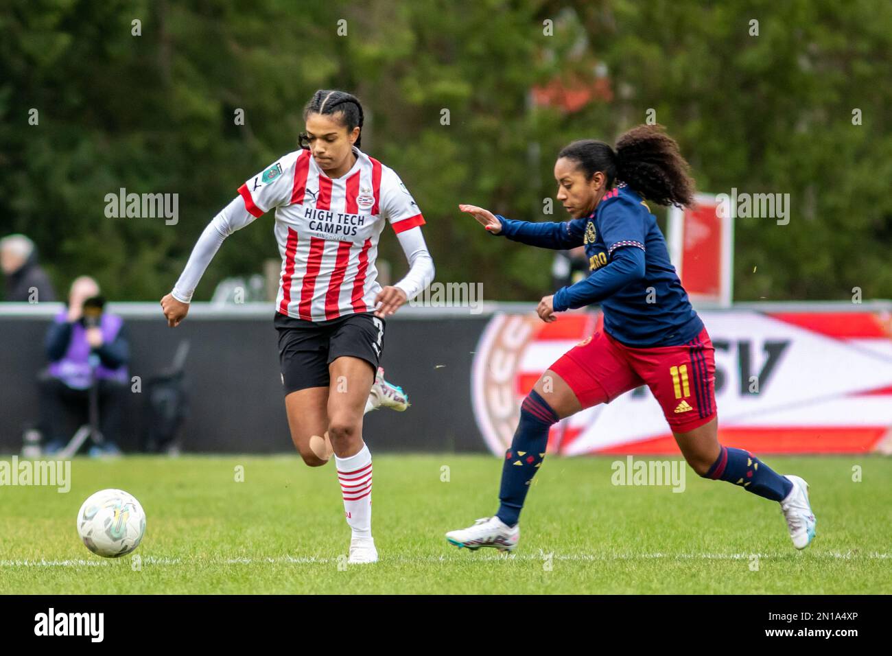 Eindhoven, pays-Bas. 05th févr. 2023. Eindhoven, pays-Bas, 5 février 2023 : Esmee Brugts (à gauche, 7 Ajax) et Ashleigh Weerden (à droite, 11 Ajax) en action pendant le match Azerion Eredivisie Vrouwen entre PSV et Ajax à de Herdgang à Eindhoven, pays-Bas. (Leitting Gao/SPP) crédit: SPP Sport presse photo. /Alamy Live News Banque D'Images