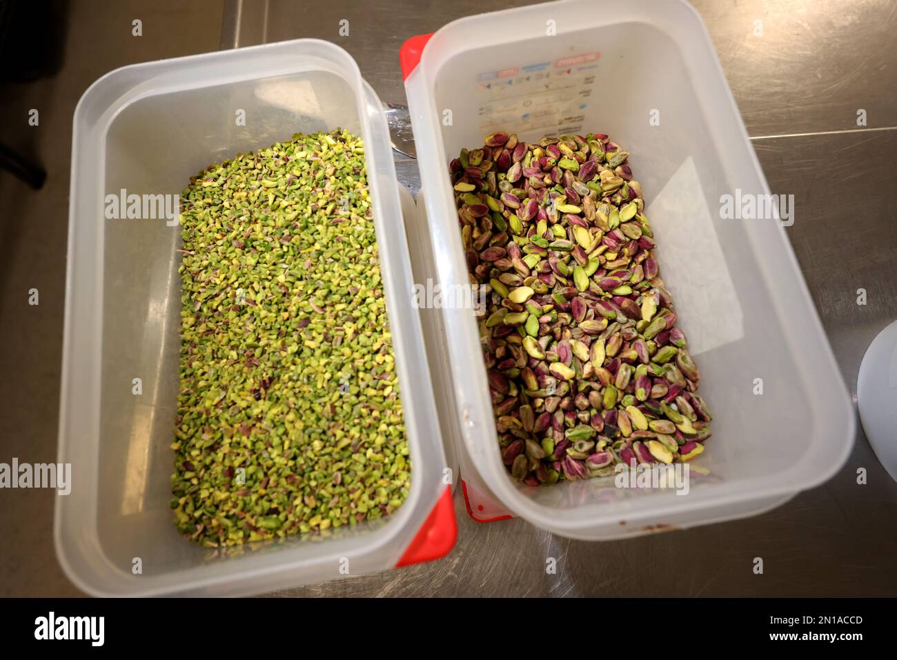 Vues générales sur les pistaches pures et la pâte de pistache chères photographiées dans une cuisine de Bristol, Royaume-Uni. Banque D'Images