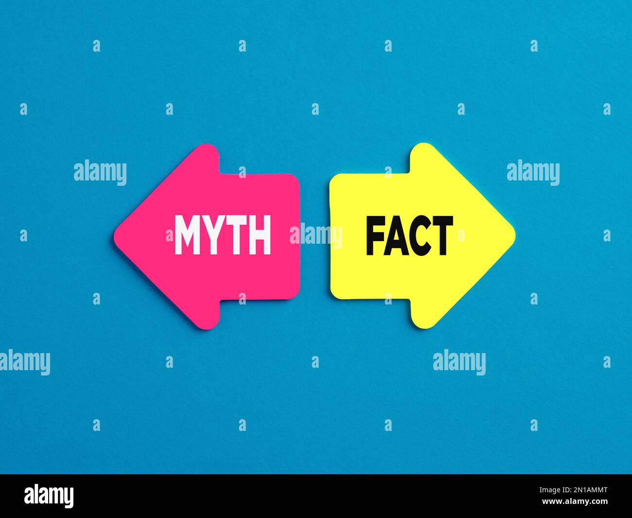Choisir des options alternatives de mythe ou de fait. Les mots mythe et fait sur les flèches pointant sur des directions opposées. Banque D'Images