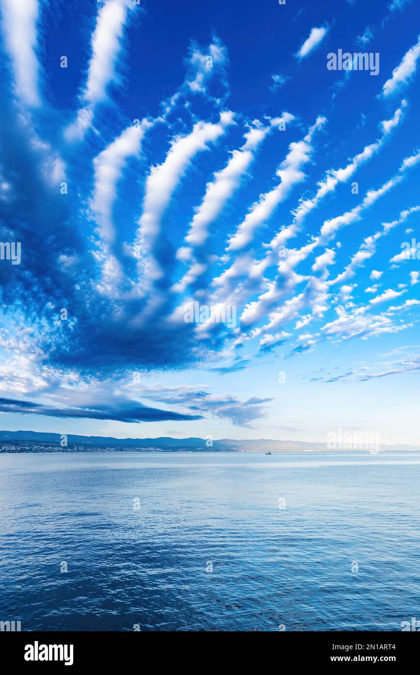 De beaux nuages cirrus sur le golfe de Kvarner de la mer Adriatique en Croatie Banque D'Images