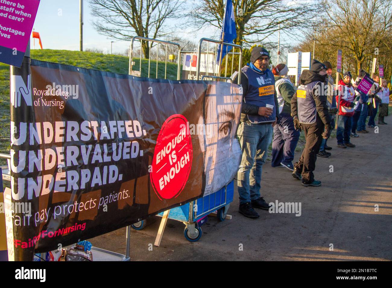 Preston, Lancashire. 6 févr. 2023. Météo Royaume-Uni. -2C à titre d'infirmières et d'infirmiers sous-évalués et sous-payés et de personnel du NHS en sous-effectif à l'extérieur de l'hôpital Preston Royal. Journée nationale d'action appelée par garder notre NHS public et SOS NHS. Nous sommes aux côtés du personnel du NHS et nous demandons au gouvernement de prendre des mesures concrètes pour sauver des vies maintenant. MediaWorldImages/AlamyLiveNews Banque D'Images