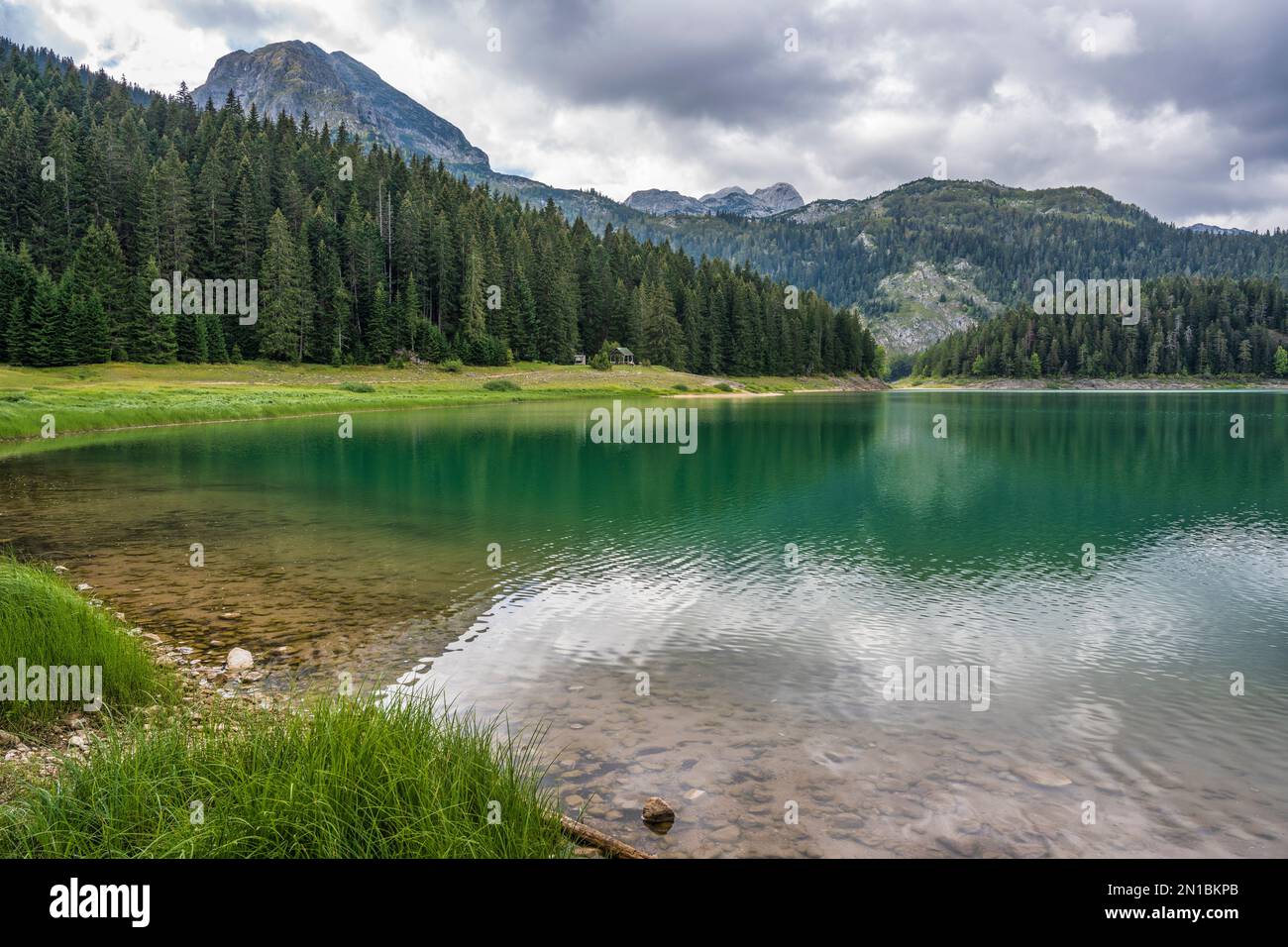 Le lac Black (Crno Jezero), avec Meded Peak en arrière-plan, dans le parc national de Durmitor, dans le nord du Monténégro Banque D'Images