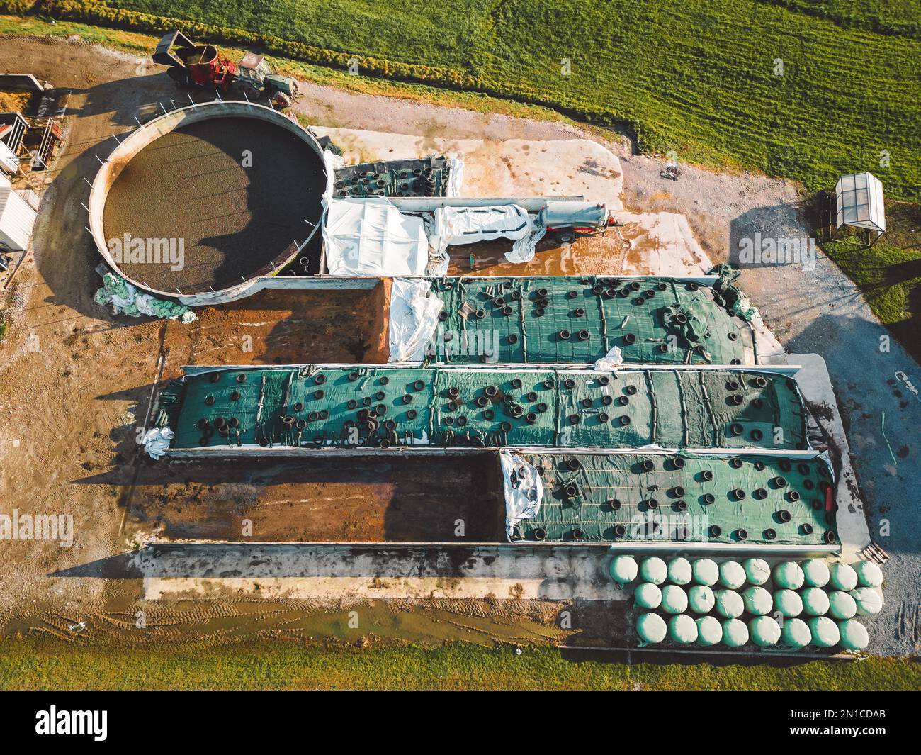 Vue de haut en bas stockage de fumier couvert sur une ferme dans la campagne Banque D'Images