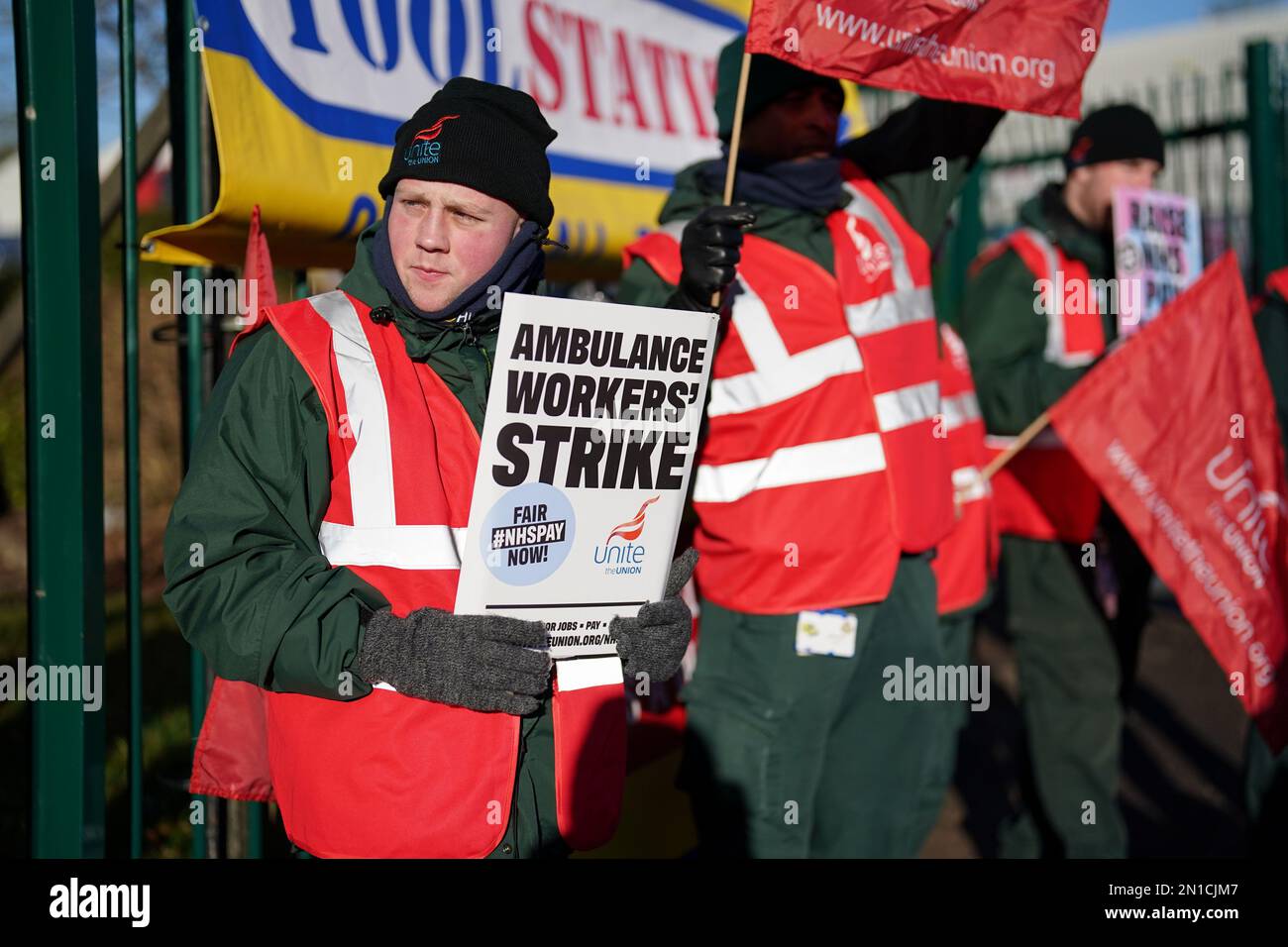 Ambulanciers sur une ligne de piquetage devant le hub ambulancier de Rubery, Birmingham, pendant une grève des infirmières et du personnel ambulancier. Date de la photo: Lundi 6 février 2023. Banque D'Images